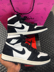 Jordan 1 Retro High Twist d’occasion en état 9,9/10, cuir blanc et poils noirs, silhouette haute iconique, sneaker avec boîte.

