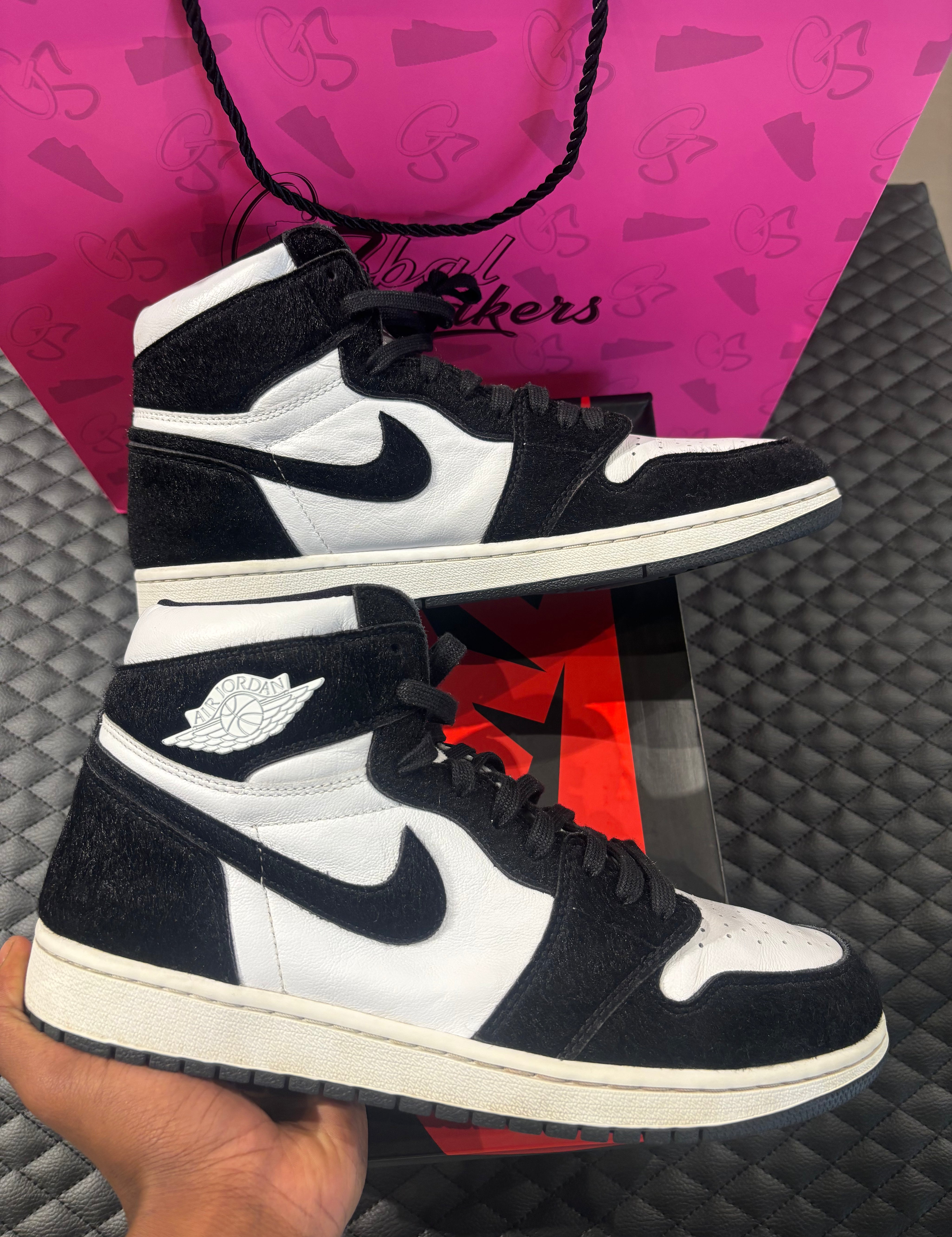 10, cuir blanc et poils noirs, silhouette haute iconique, sneaker avec boîte.

