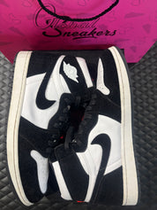 Jordan 1 Retro High Twist d’occasion en état 9,9/10, cuir blanc et poils noirs, silhouette haute iconique, sneaker avec boîte.

