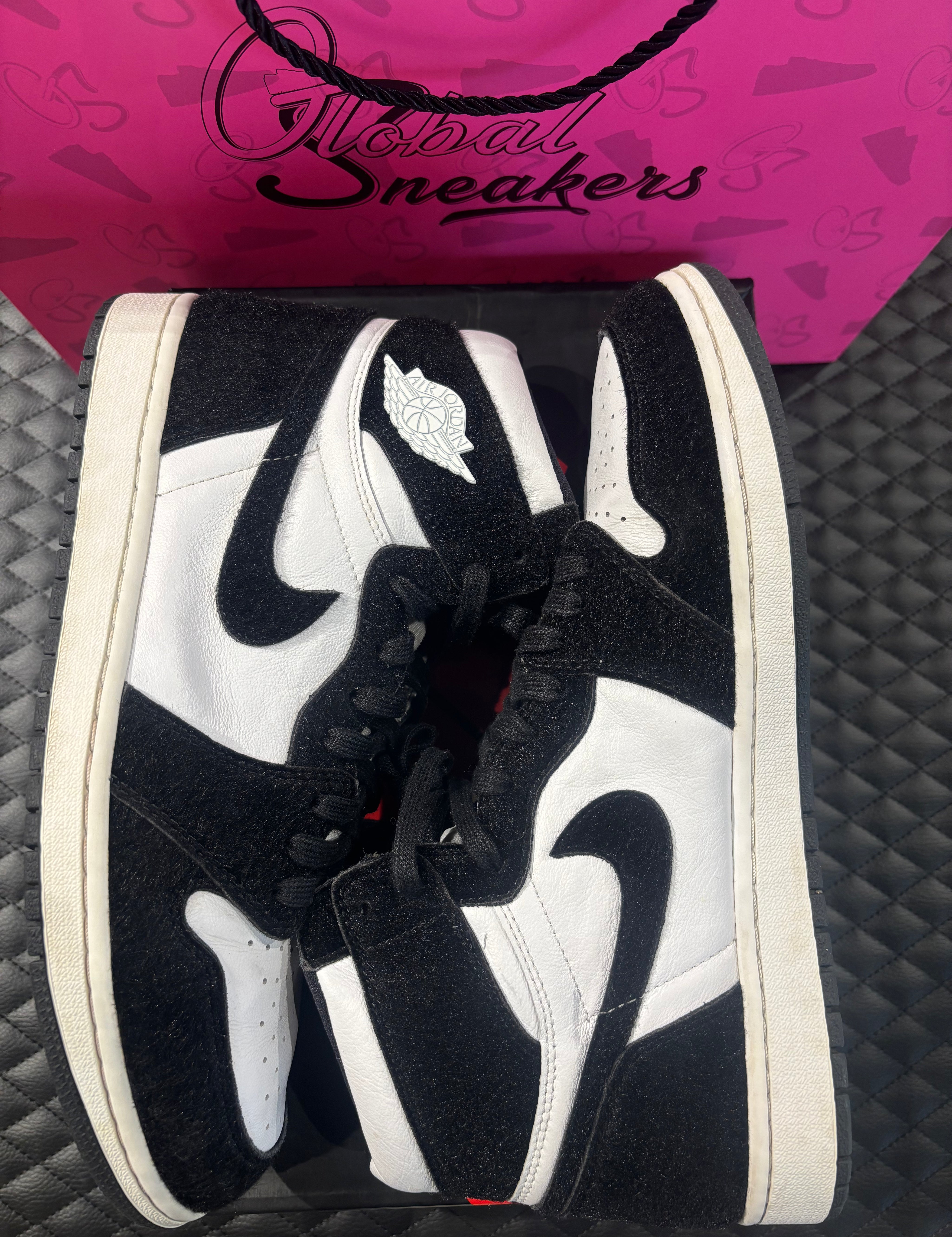 10, cuir blanc et poils noirs, silhouette haute iconique, sneaker avec boîte.

