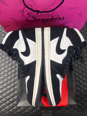 Jordan 1 Retro High Twist d’occasion en état 9,9/10, cuir blanc et poils noirs, silhouette haute iconique, sneaker avec boîte.

