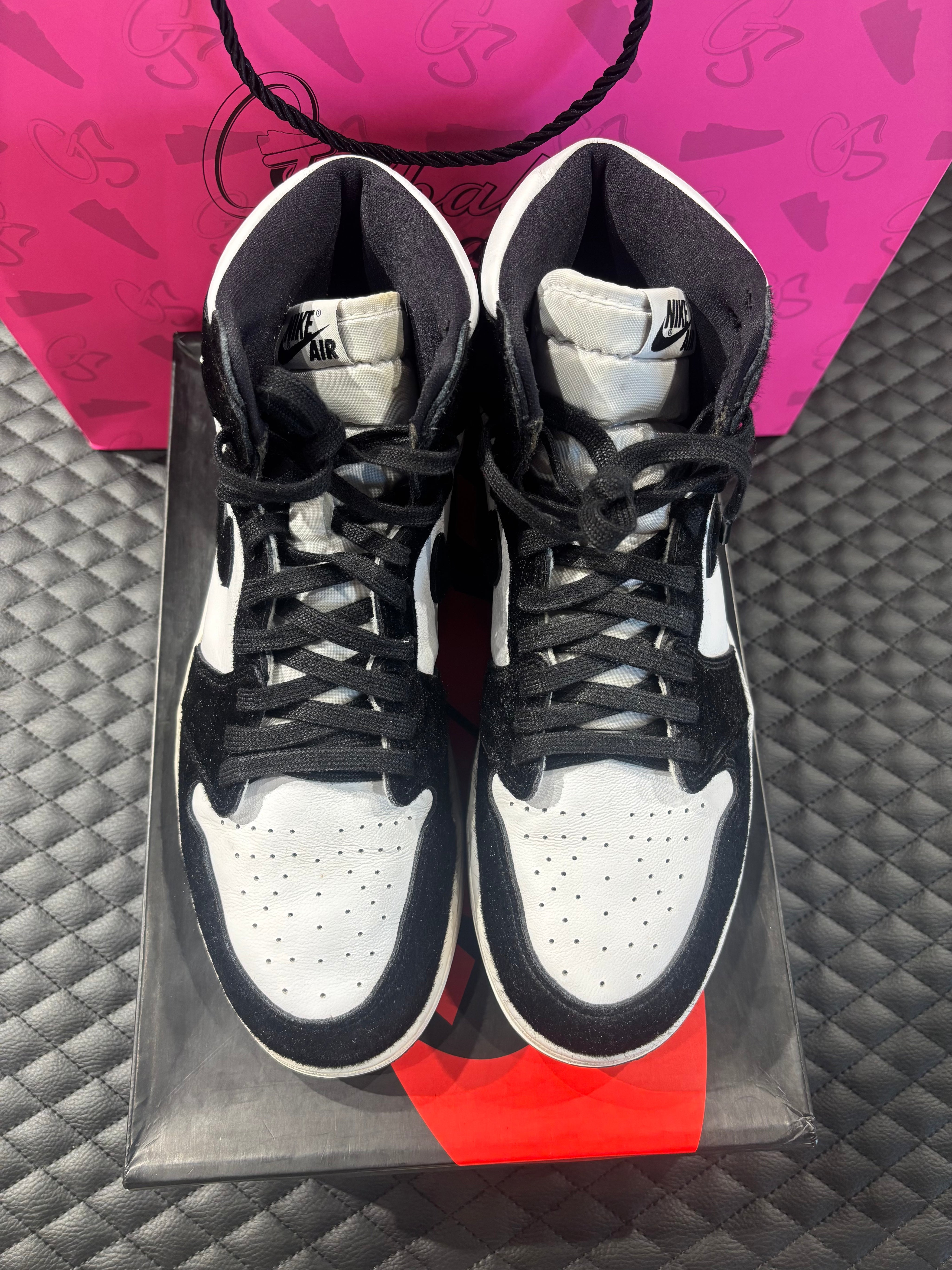 Jordan 1 Retro High Twist d’occasion en état 9,9/10, cuir blanc et poils noirs, silhouette haute iconique, sneaker avec boîte.

