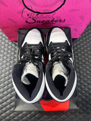 Jordan 1 Retro High Twist d’occasion en état 9,9/10, cuir blanc et poils noirs, silhouette haute iconique, sneaker avec boîte.

