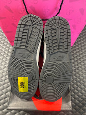 Jordan 1 Retro High Twist d’occasion en état 9,9/10, cuir blanc et poils noirs, silhouette haute iconique, sneaker avec boîte.

