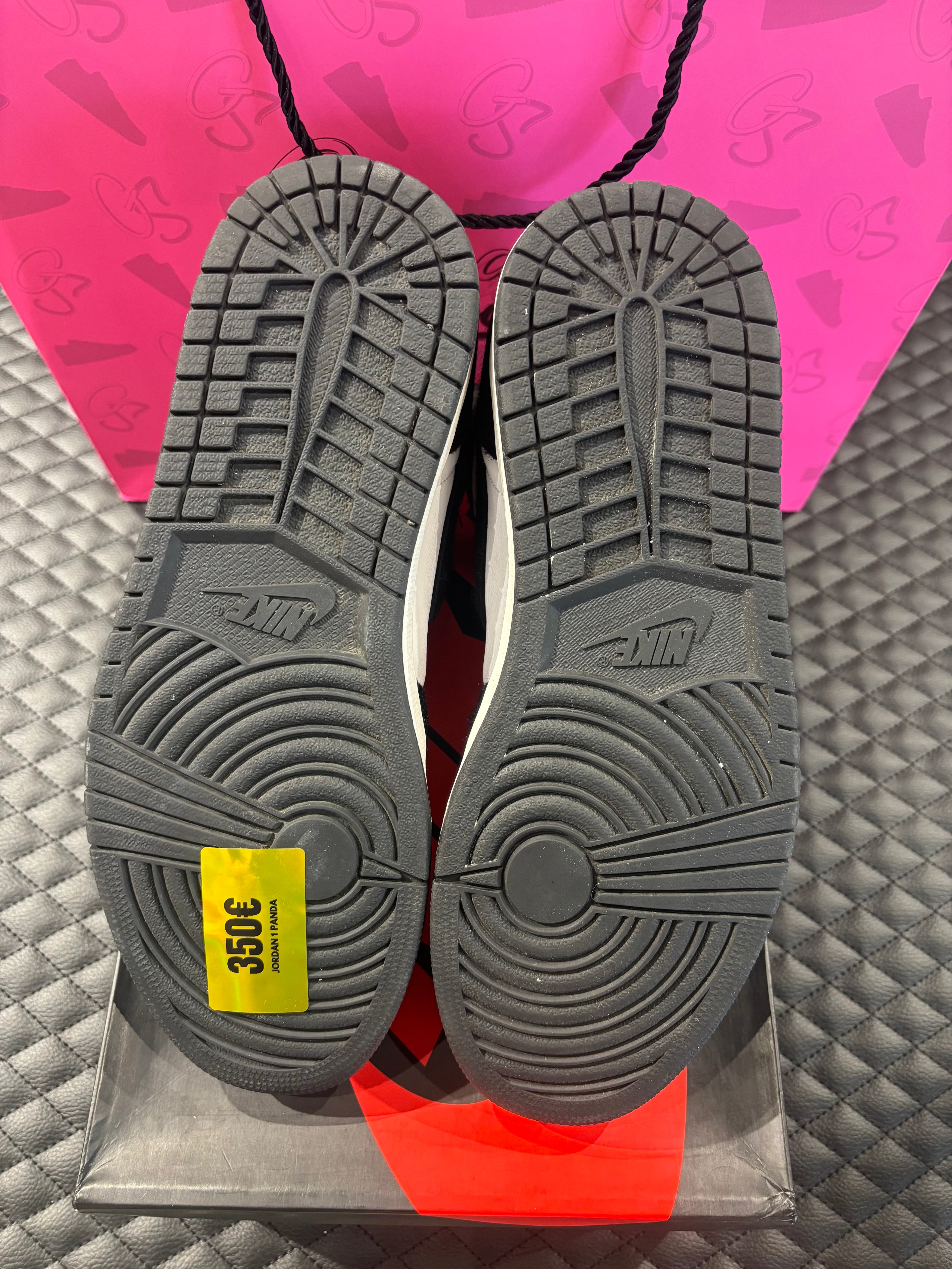 Jordan 1 Retro High Twist d’occasion en état 9,9/10, cuir blanc et poils noirs, silhouette haute iconique, sneaker avec boîte.

