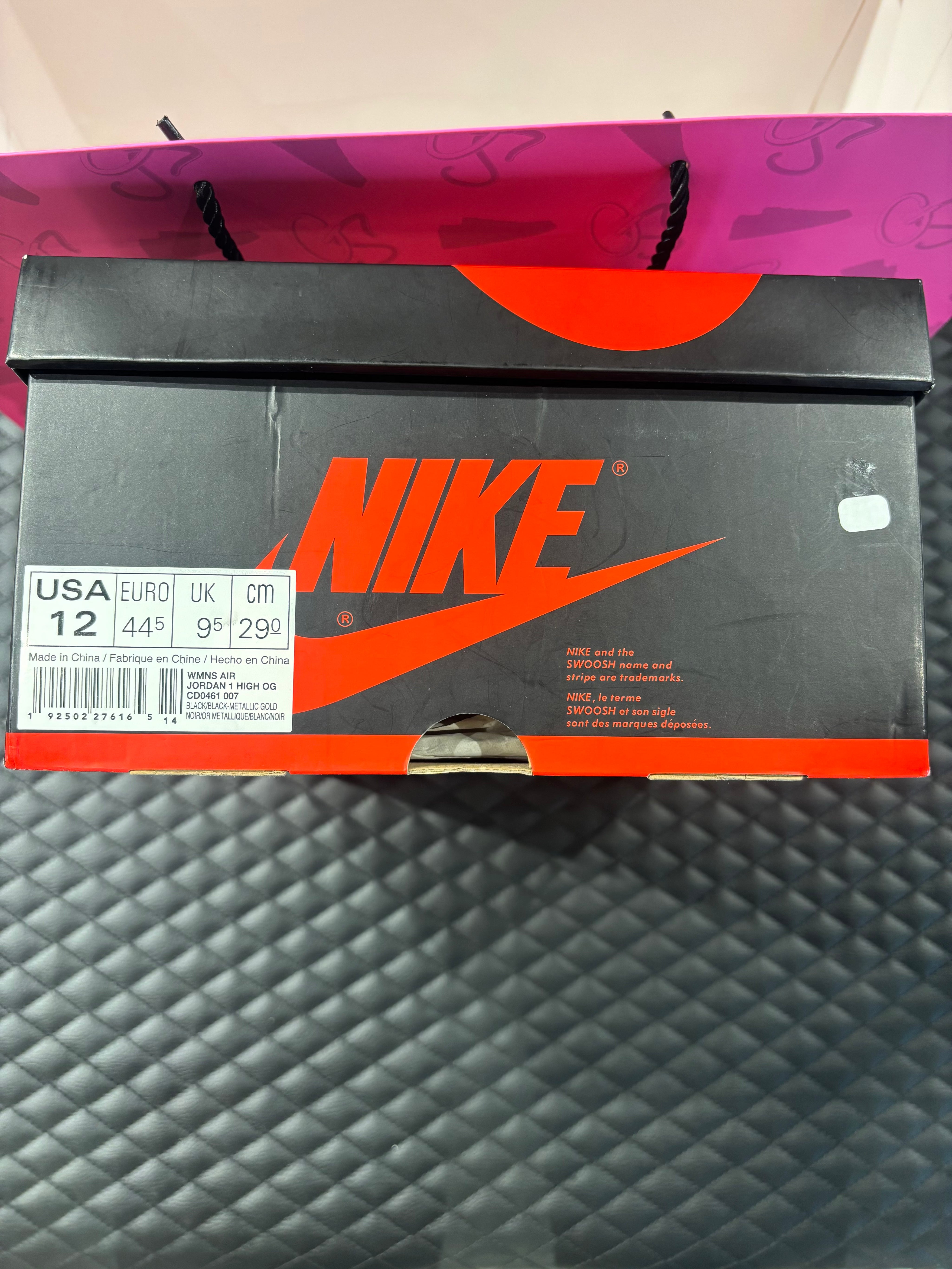 Jordan 1 Retro High Twist d’occasion en état 9,9/10, cuir blanc et poils noirs, silhouette haute iconique, sneaker avec boîte.

