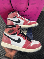 Jordan 1 High Rétro Trophy Room Chicago d’occasion en état 9,9/10, cuir rouge givré, panneaux blancs, détails noirs et lacets bleus, sneaker avec boîte.
