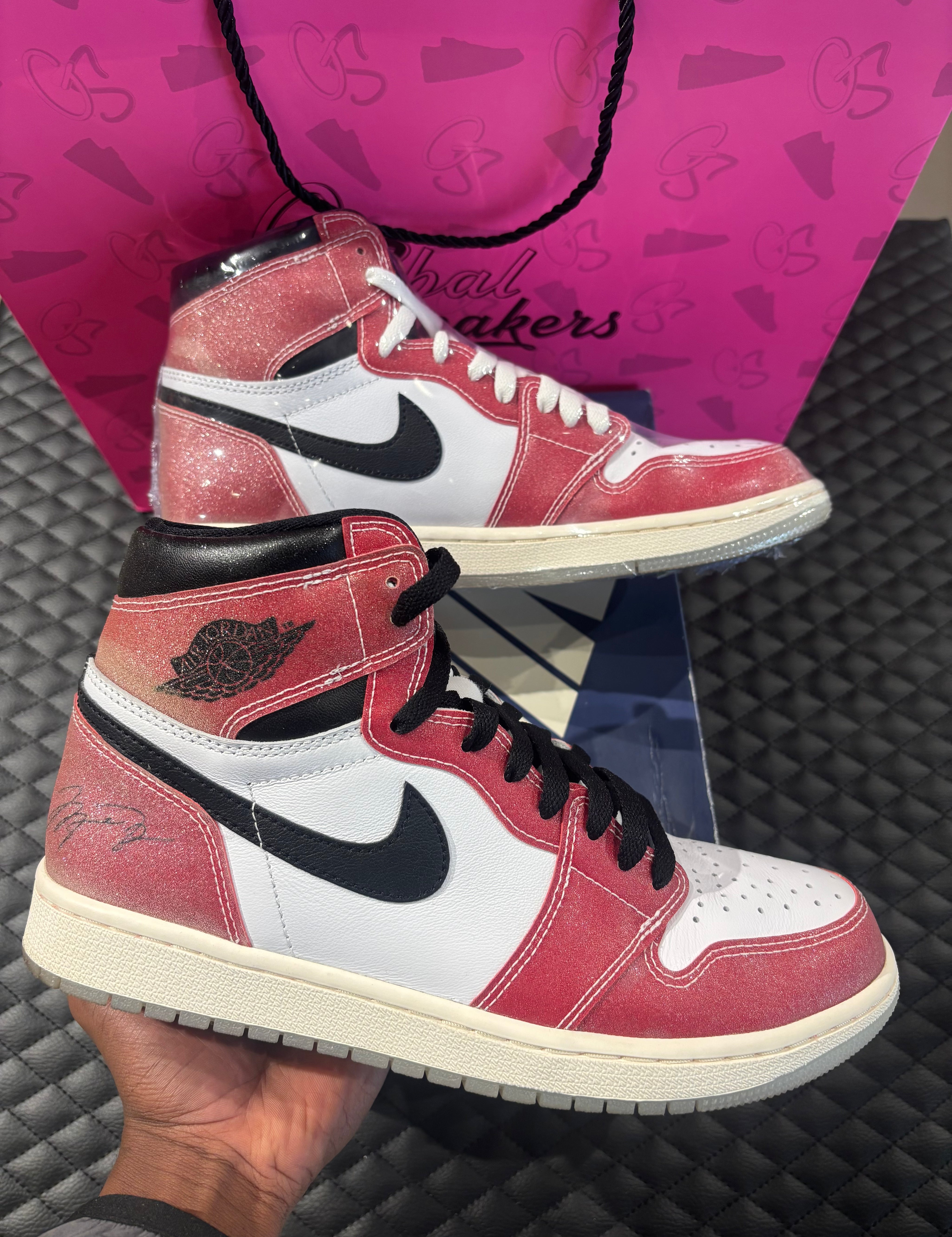 10, cuir rouge givré, panneaux blancs, détails noirs et lacets bleus, sneaker avec boîte.