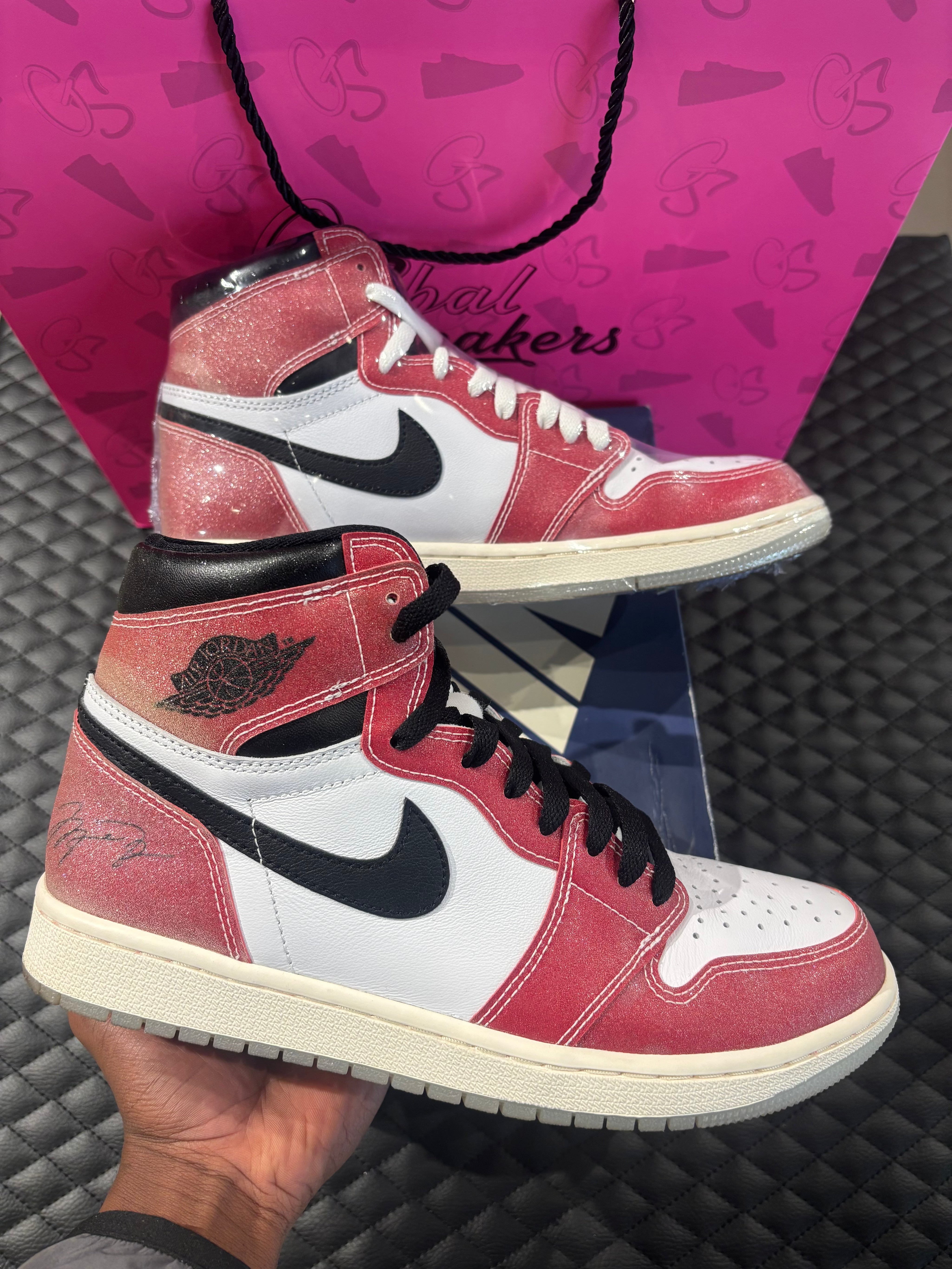 Jordan 1 High Rétro Trophy Room Chicago d’occasion en état 9,9/10, cuir rouge givré, panneaux blancs, détails noirs et lacets bleus, sneaker avec boîte.