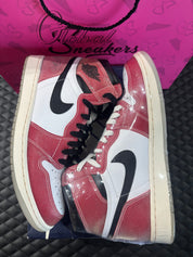 Jordan 1 High Rétro Trophy Room Chicago d’occasion en état 9,9/10, cuir rouge givré, panneaux blancs, détails noirs et lacets bleus, sneaker avec boîte.