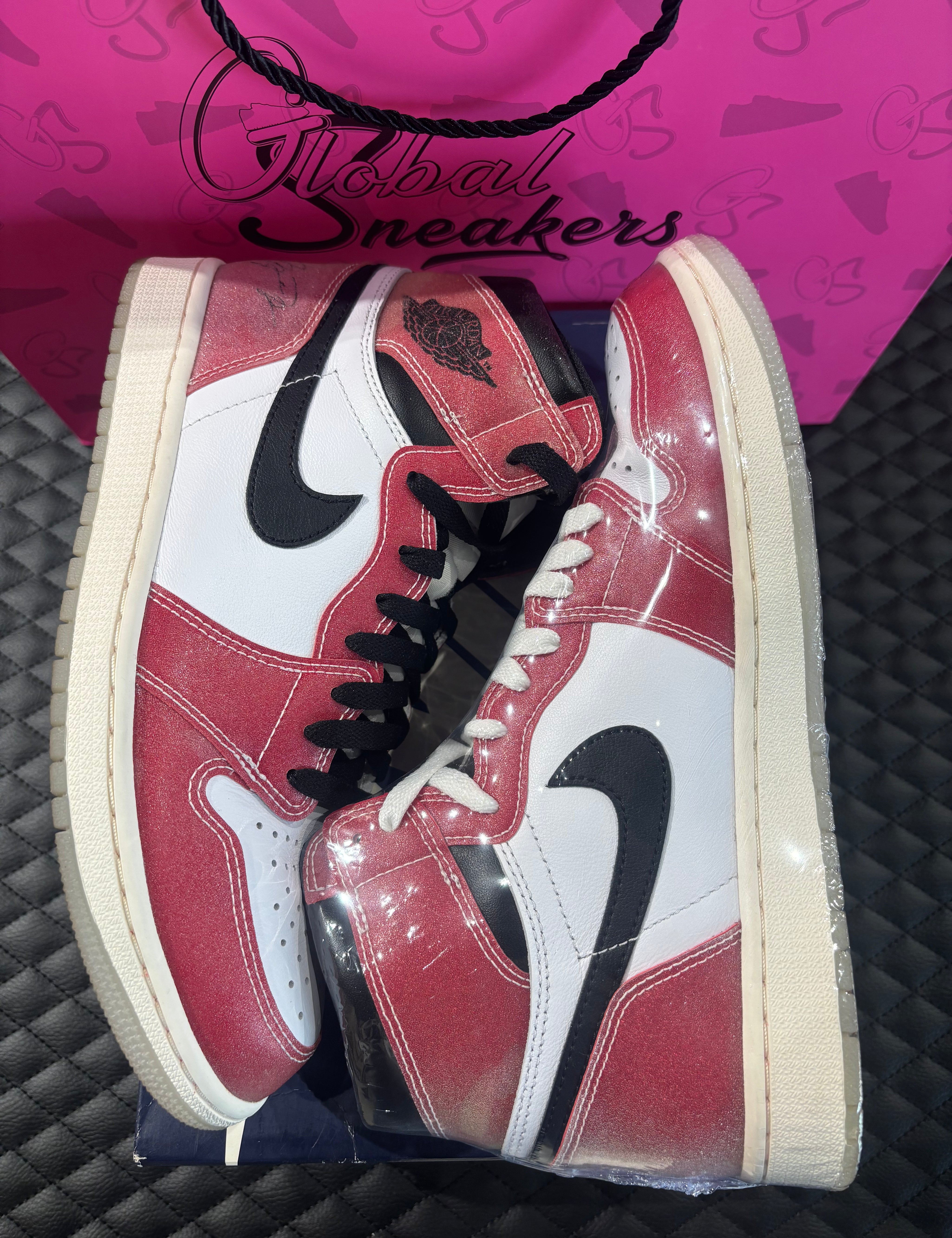 10, cuir rouge givré, panneaux blancs, détails noirs et lacets bleus, sneaker avec boîte.