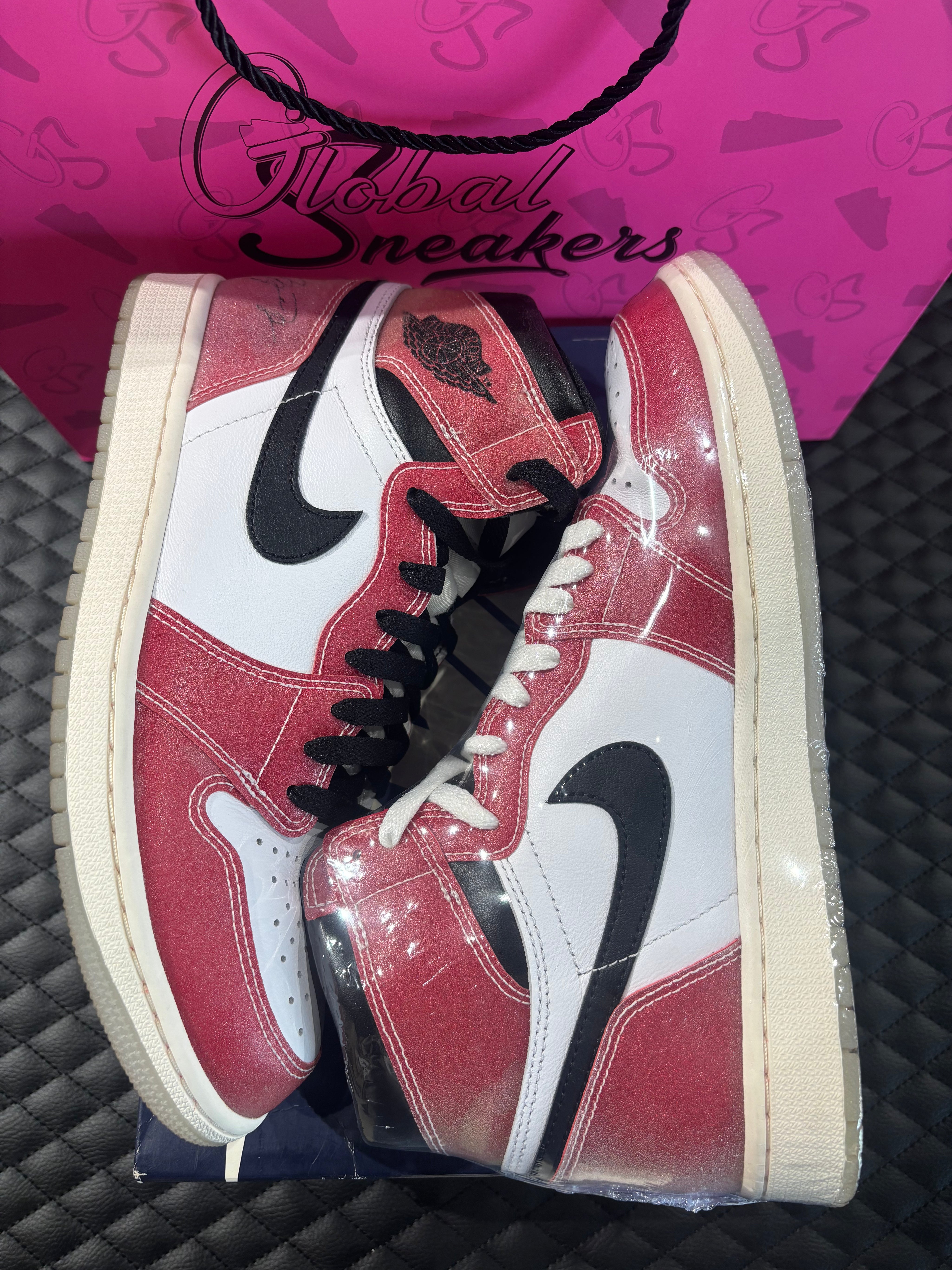 Jordan 1 High Rétro Trophy Room Chicago d’occasion en état 9,9/10, cuir rouge givré, panneaux blancs, détails noirs et lacets bleus, sneaker avec boîte.