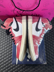 Jordan 1 High Rétro Trophy Room Chicago d’occasion en état 9,9/10, cuir rouge givré, panneaux blancs, détails noirs et lacets bleus, sneaker avec boîte.