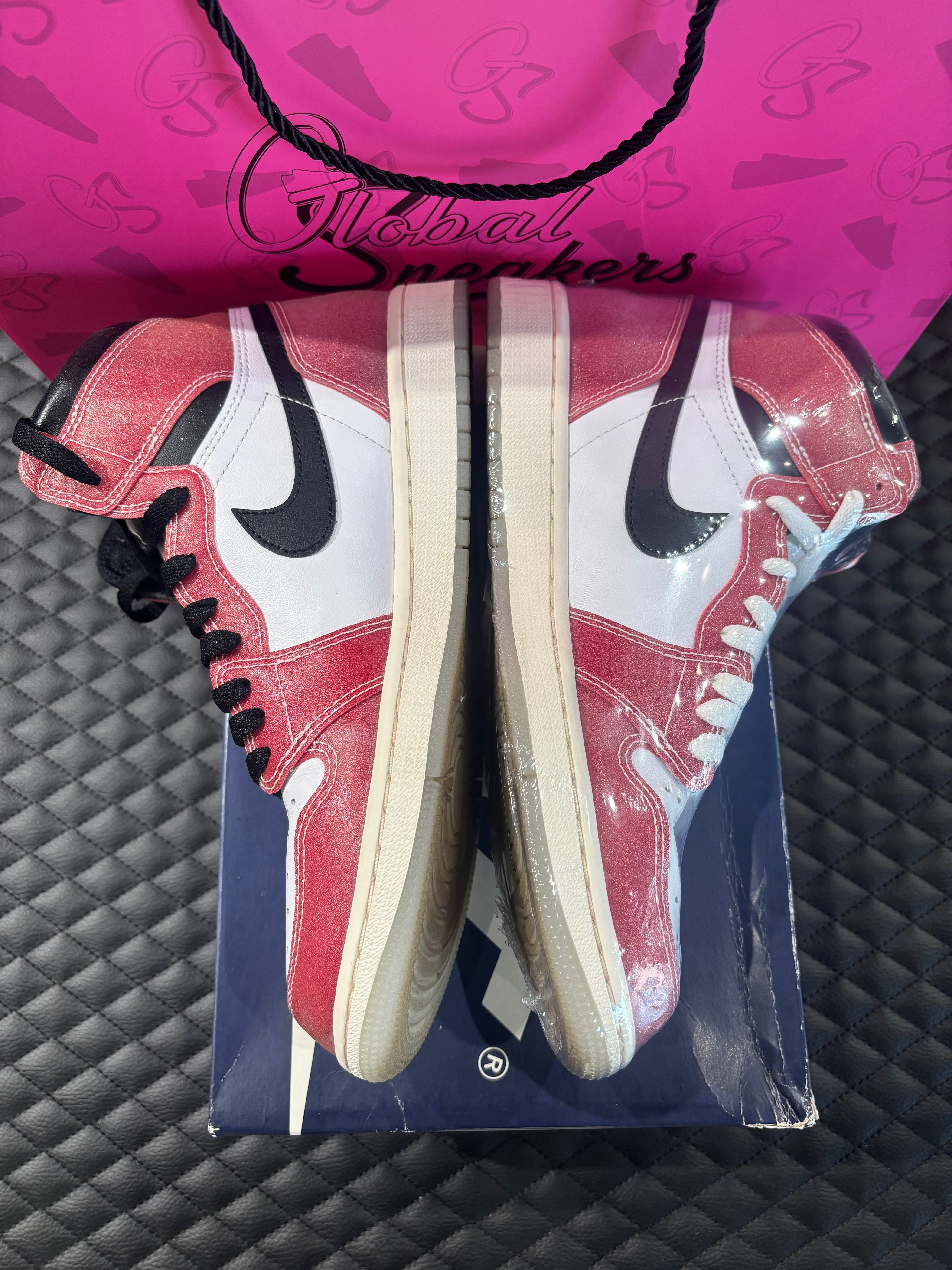 Jordan 1 High Rétro Trophy Room Chicago d’occasion en état 9,9/10, cuir rouge givré, panneaux blancs, détails noirs et lacets bleus, sneaker avec boîte.