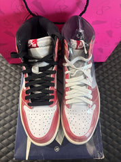 Jordan 1 High Rétro Trophy Room Chicago d’occasion en état 9,9/10, cuir rouge givré, panneaux blancs, détails noirs et lacets bleus, sneaker avec boîte.