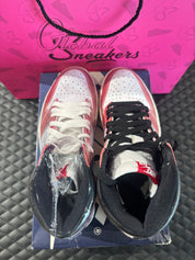 Jordan 1 High Rétro Trophy Room Chicago d’occasion en état 9,9/10, cuir rouge givré, panneaux blancs, détails noirs et lacets bleus, sneaker avec boîte.