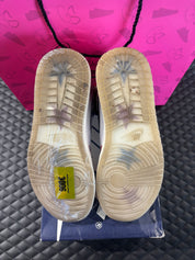 Jordan 1 High Rétro Trophy Room Chicago d’occasion en état 9,9/10, cuir rouge givré, panneaux blancs, détails noirs et lacets bleus, sneaker avec boîte.