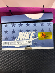 Jordan 1 High Rétro Trophy Room Chicago d’occasion en état 9,9/10, cuir rouge givré, panneaux blancs, détails noirs et lacets bleus, sneaker avec boîte.