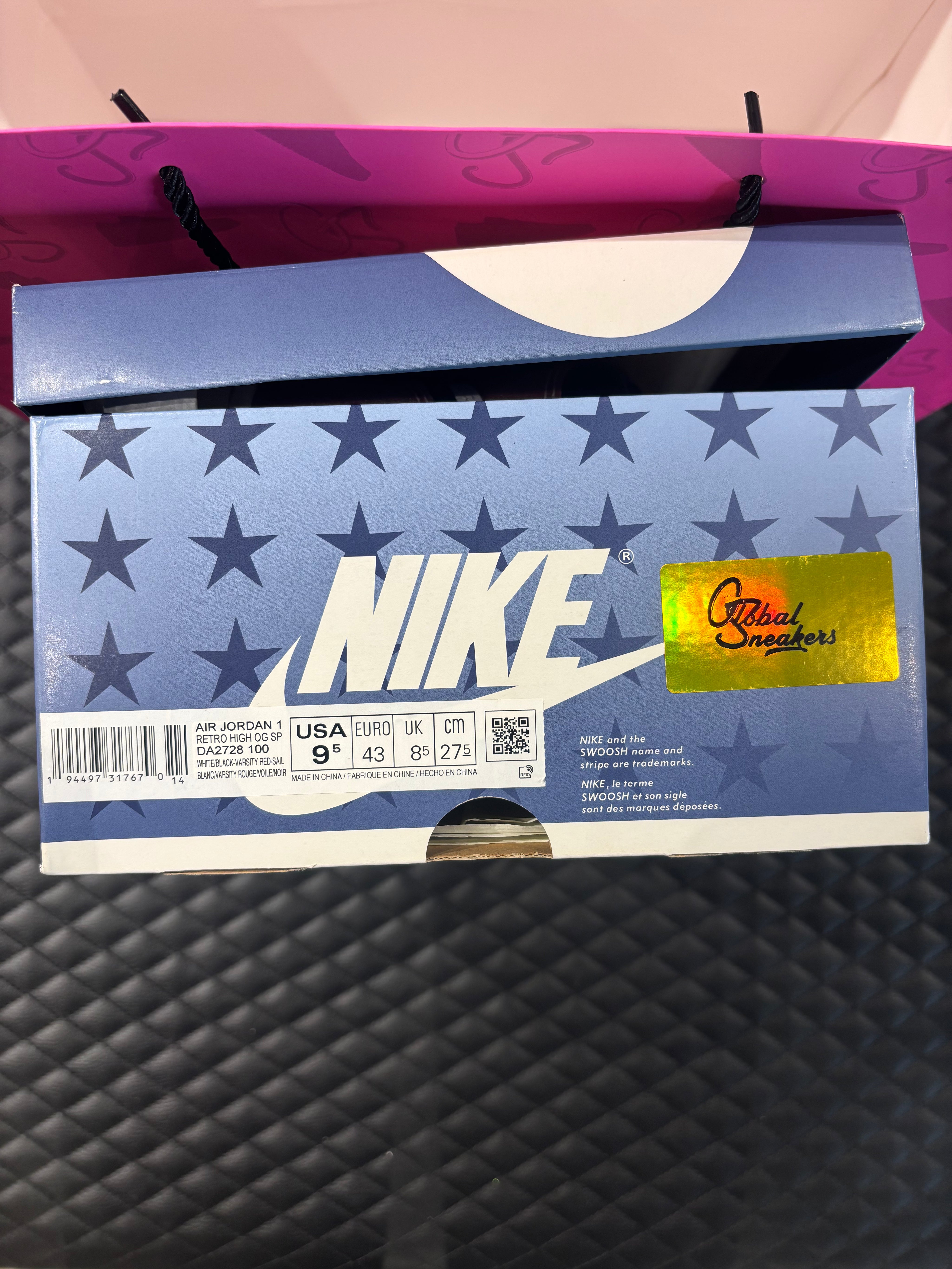 Jordan 1 High Rétro Trophy Room Chicago d’occasion en état 9,9/10, cuir rouge givré, panneaux blancs, détails noirs et lacets bleus, sneaker avec boîte.