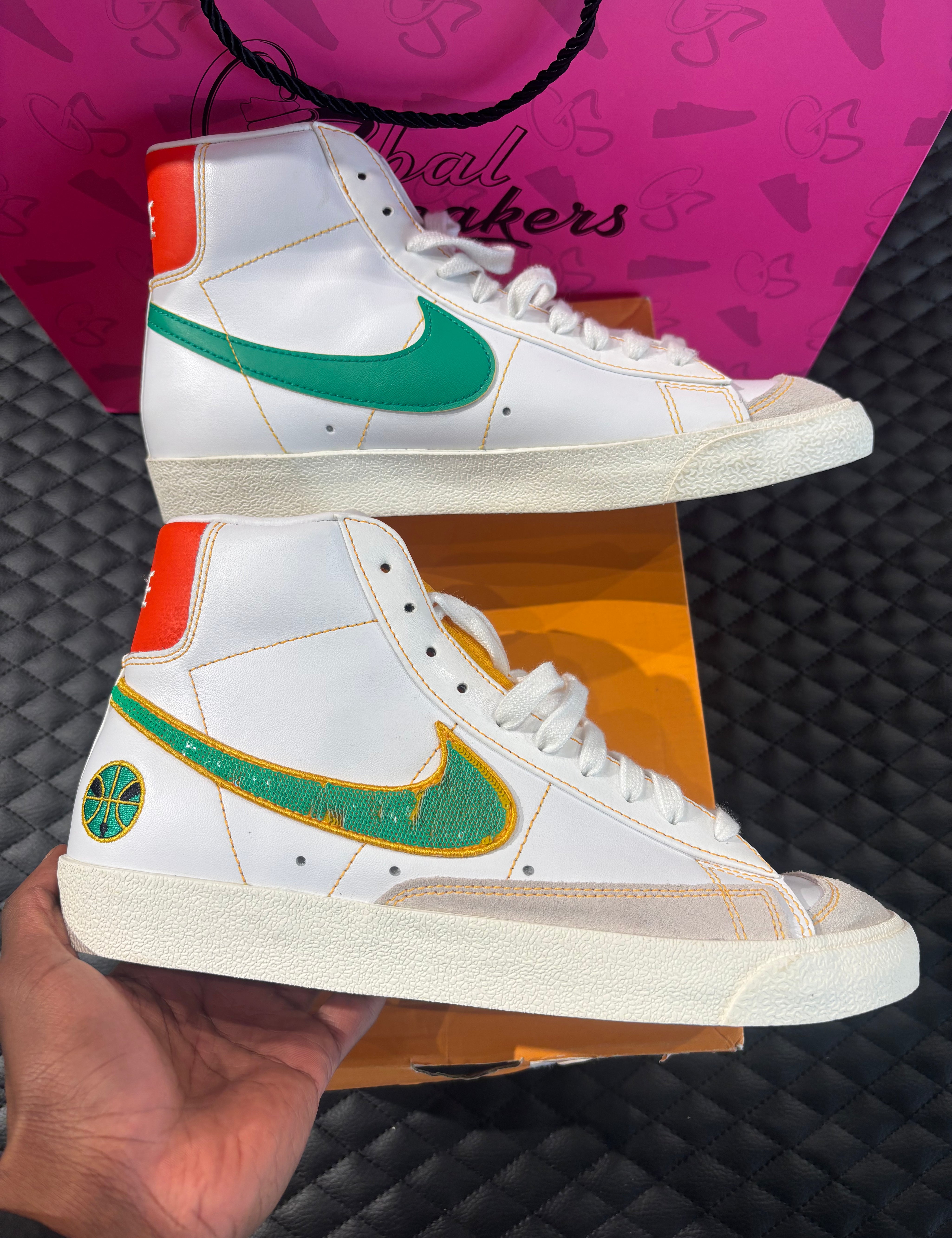 10, cuir blanc, accents orange et jaune, silhouette montante classique, sneaker avec boîte.