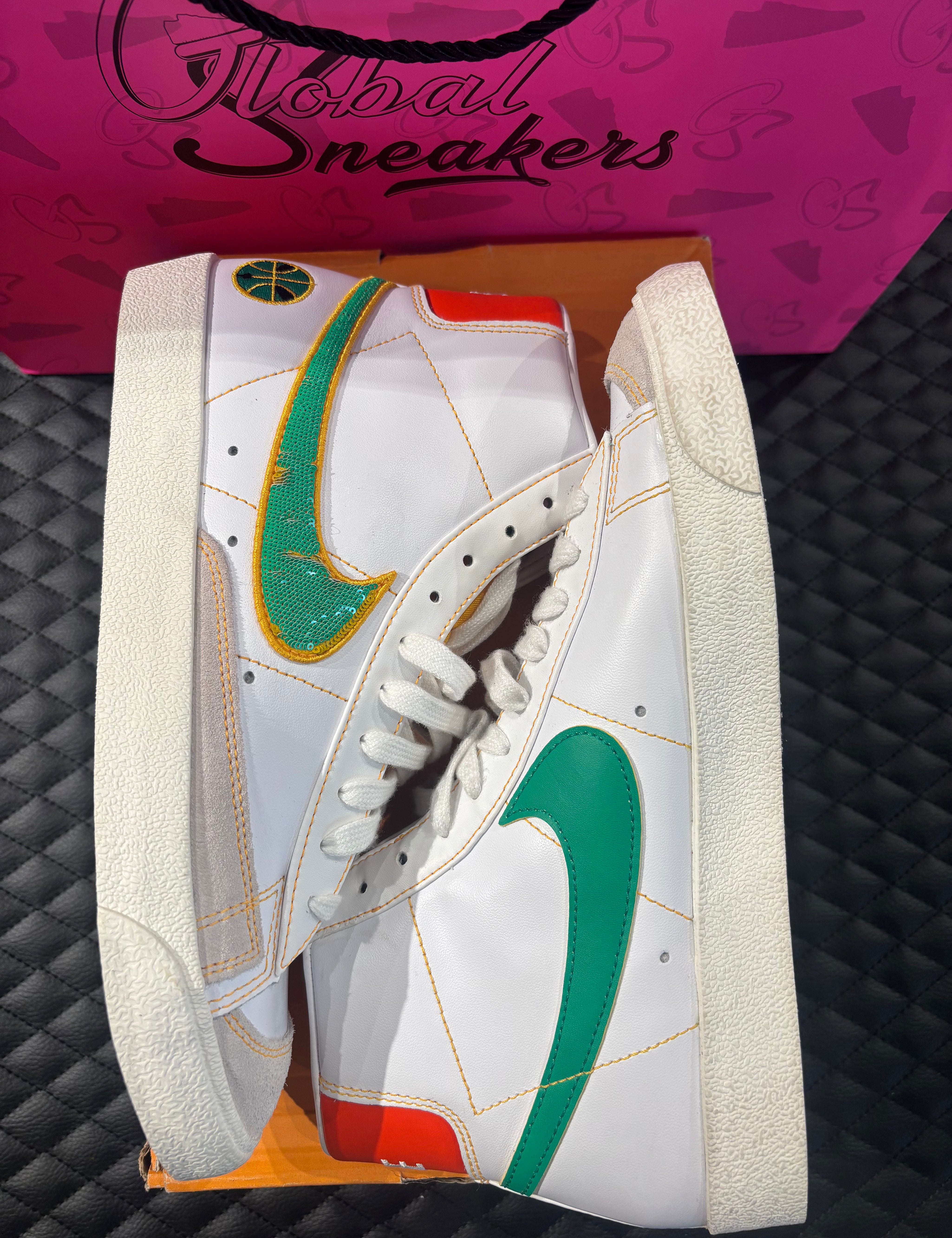 10, cuir blanc, accents orange et jaune, silhouette montante classique, sneaker avec boîte.