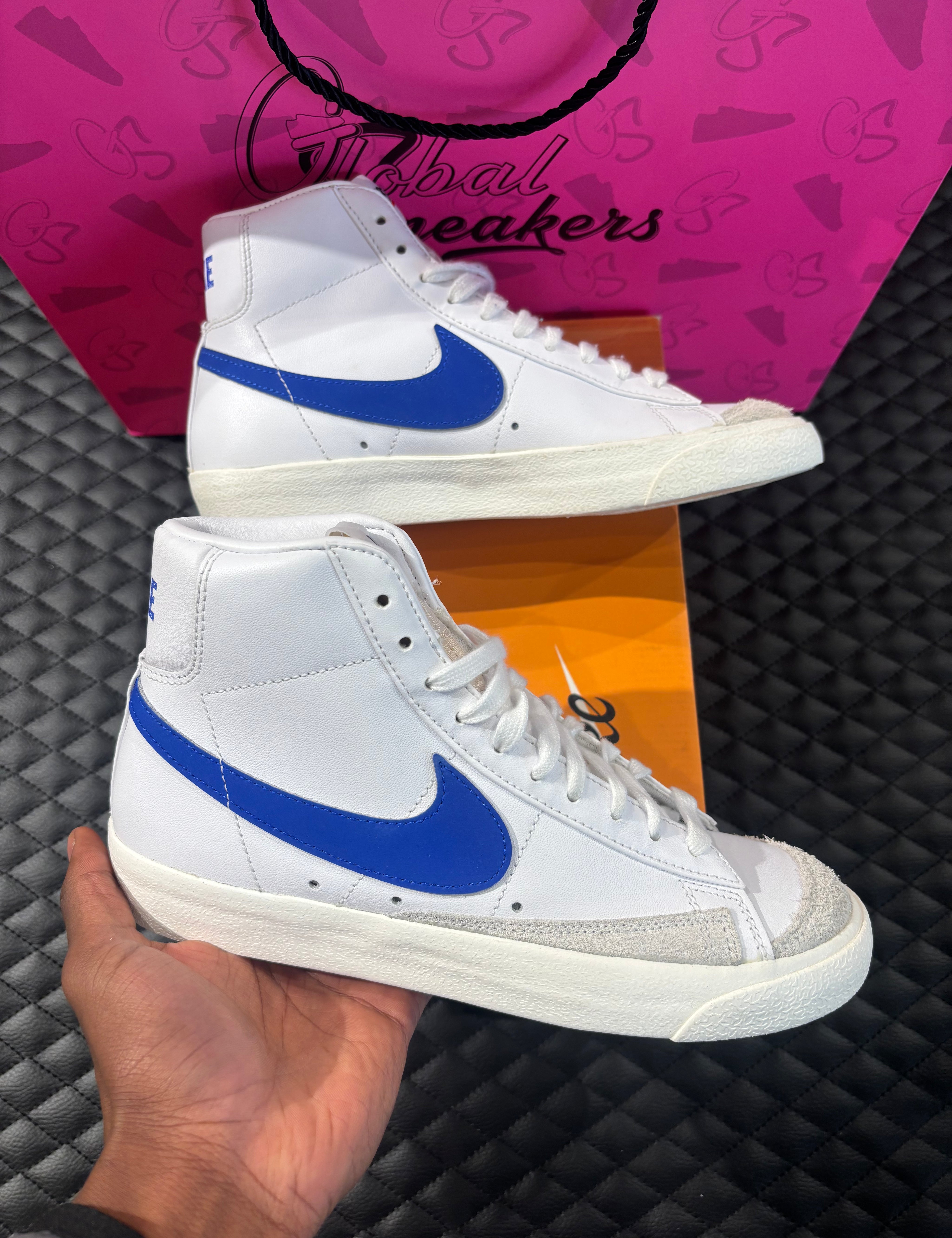 10, cuir blanc premium, Swoosh bleu vif, silhouette montante classique, sneaker avec boîte.

