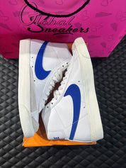 Nike Blazer Mid 77 Blanc Racer Blue d’occasion en état 9,9/10, cuir blanc premium, Swoosh bleu vif, silhouette montante classique, sneaker avec boîte.

