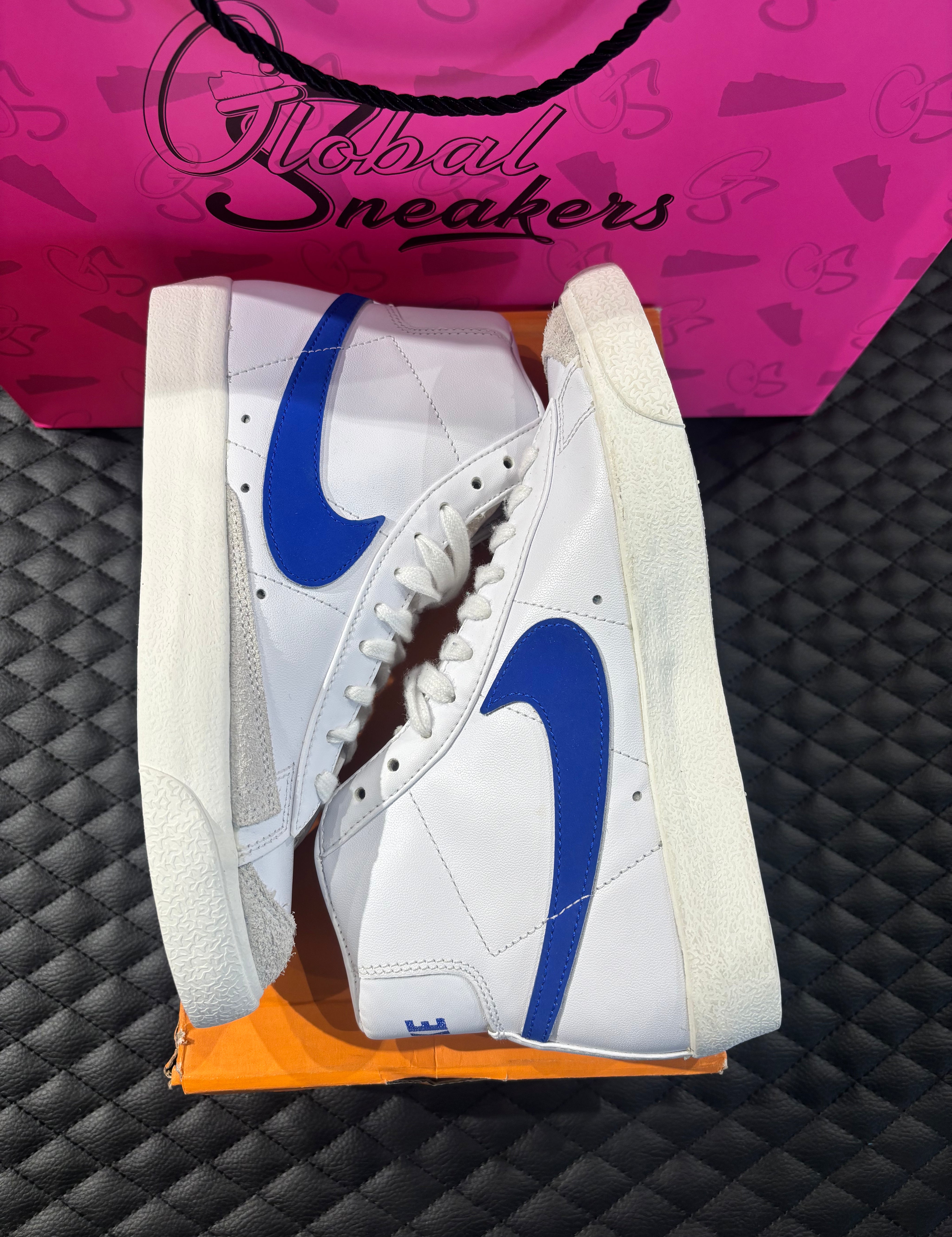 10, cuir blanc premium, Swoosh bleu vif, silhouette montante classique, sneaker avec boîte.

