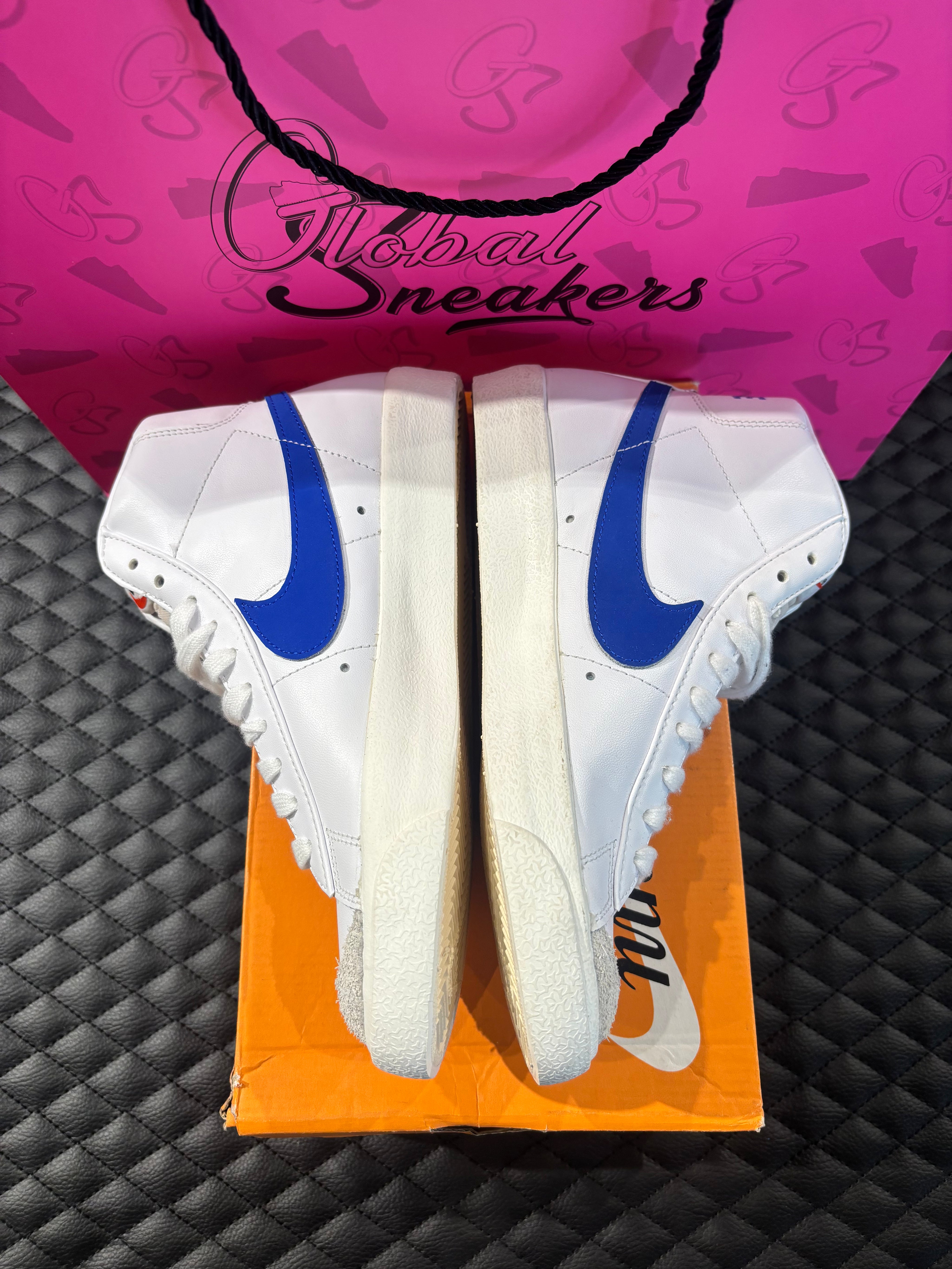 Nike Blazer Mid 77 Blanc Racer Blue d’occasion en état 9,9/10, cuir blanc premium, Swoosh bleu vif, silhouette montante classique, sneaker avec boîte.

