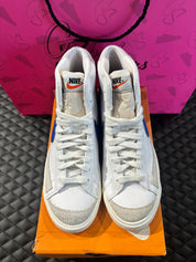 Nike Blazer Mid 77 Blanc Racer Blue d’occasion en état 9,9/10, cuir blanc premium, Swoosh bleu vif, silhouette montante classique, sneaker avec boîte.


