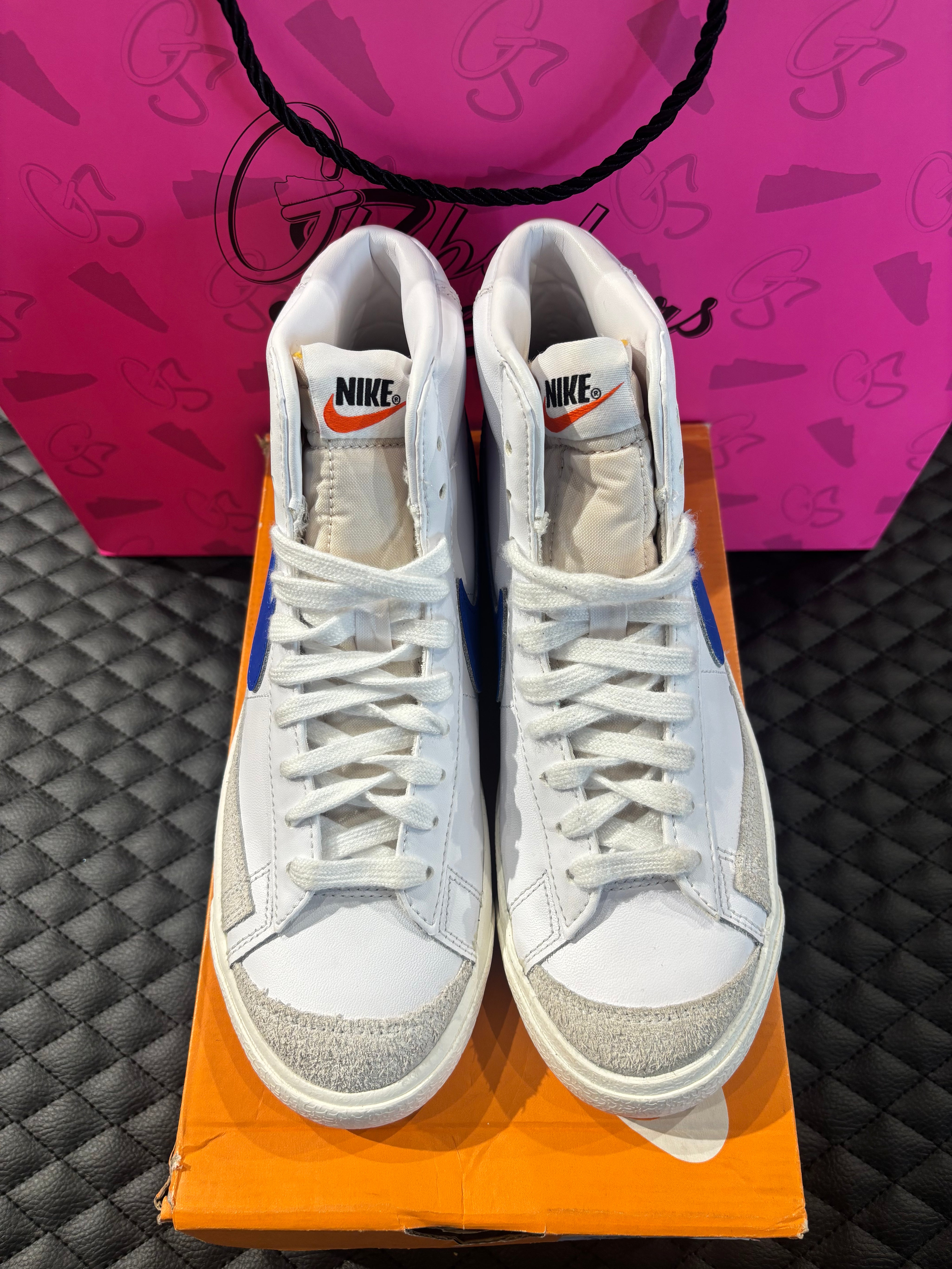 Nike Blazer Mid 77 Blanc Racer Blue d’occasion en état 9,9/10, cuir blanc premium, Swoosh bleu vif, silhouette montante classique, sneaker avec boîte.

