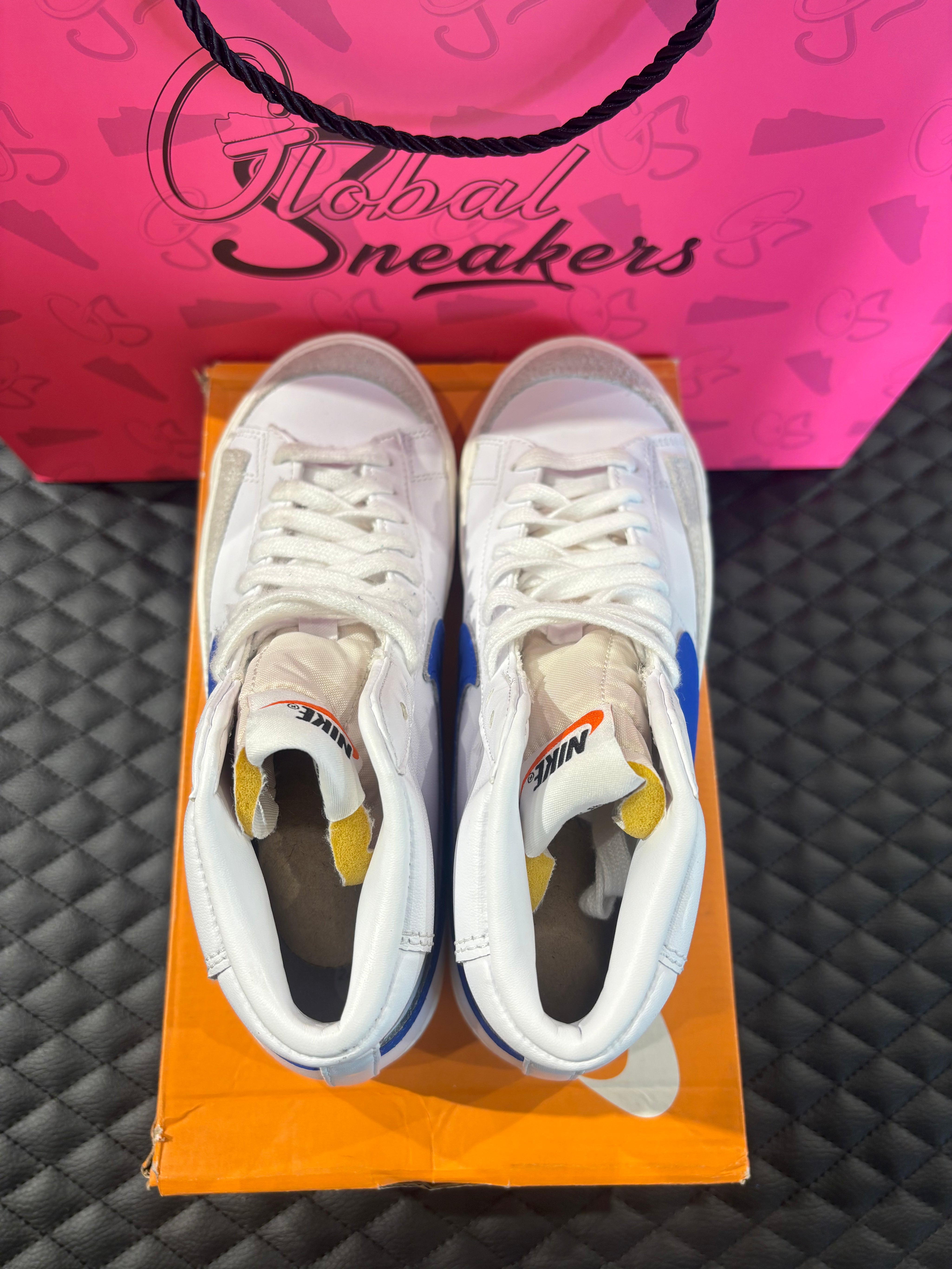 Nike Blazer Mid 77 Blanc Racer Blue d’occasion en état 9,9/10, cuir blanc premium, Swoosh bleu vif, silhouette montante classique, sneaker avec boîte.

