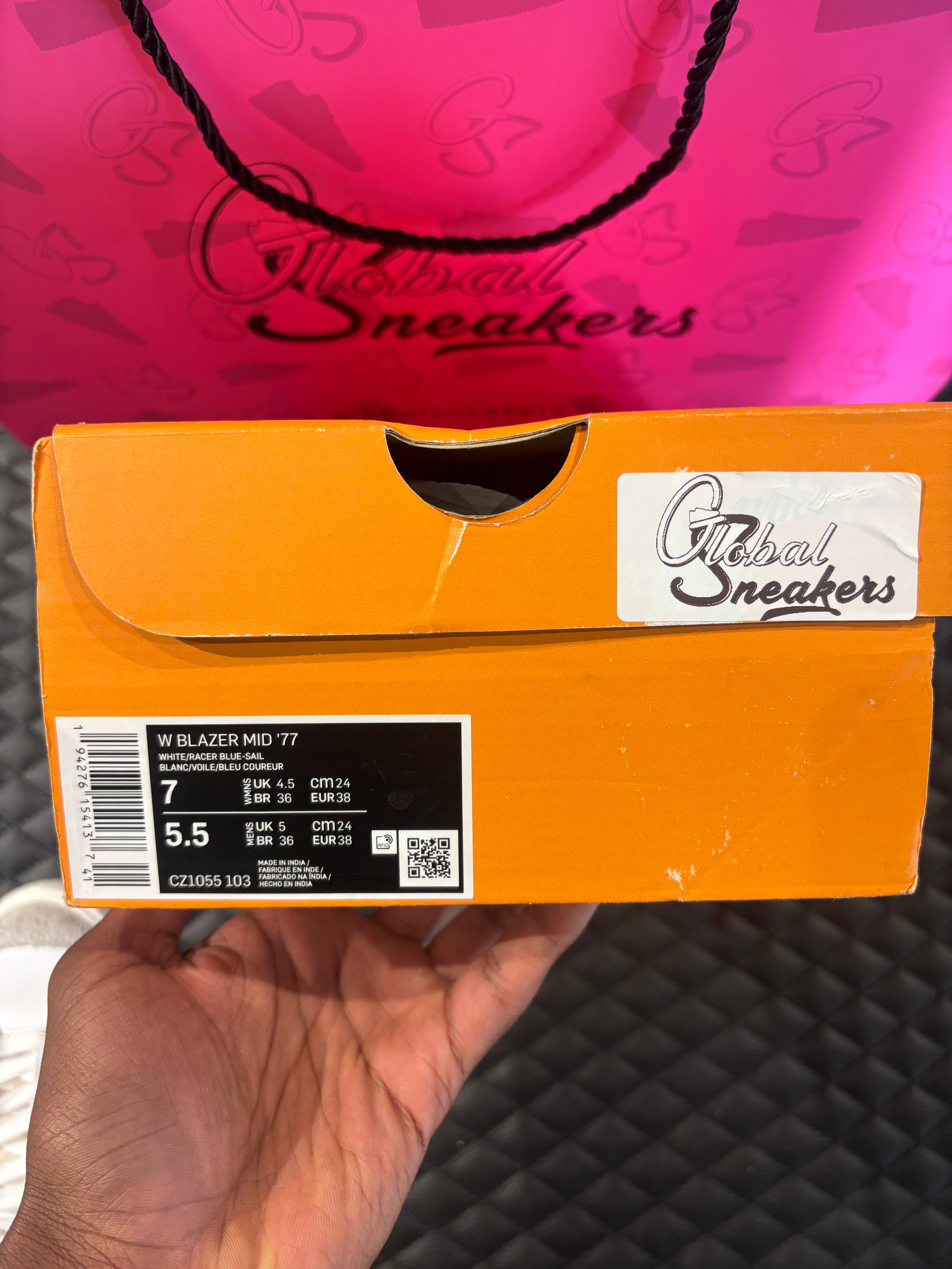 Nike Blazer Mid 77 Blanc Racer Blue d’occasion en état 9,9/10, cuir blanc premium, Swoosh bleu vif, silhouette montante classique, sneaker avec boîte.

