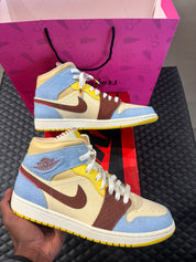 Jordan 1 Mid SE Fearless Maison Château Rouge d’occasion en état 9,9/10, cuir multicolore premium, détails artisanaux, sneaker avec boîte.