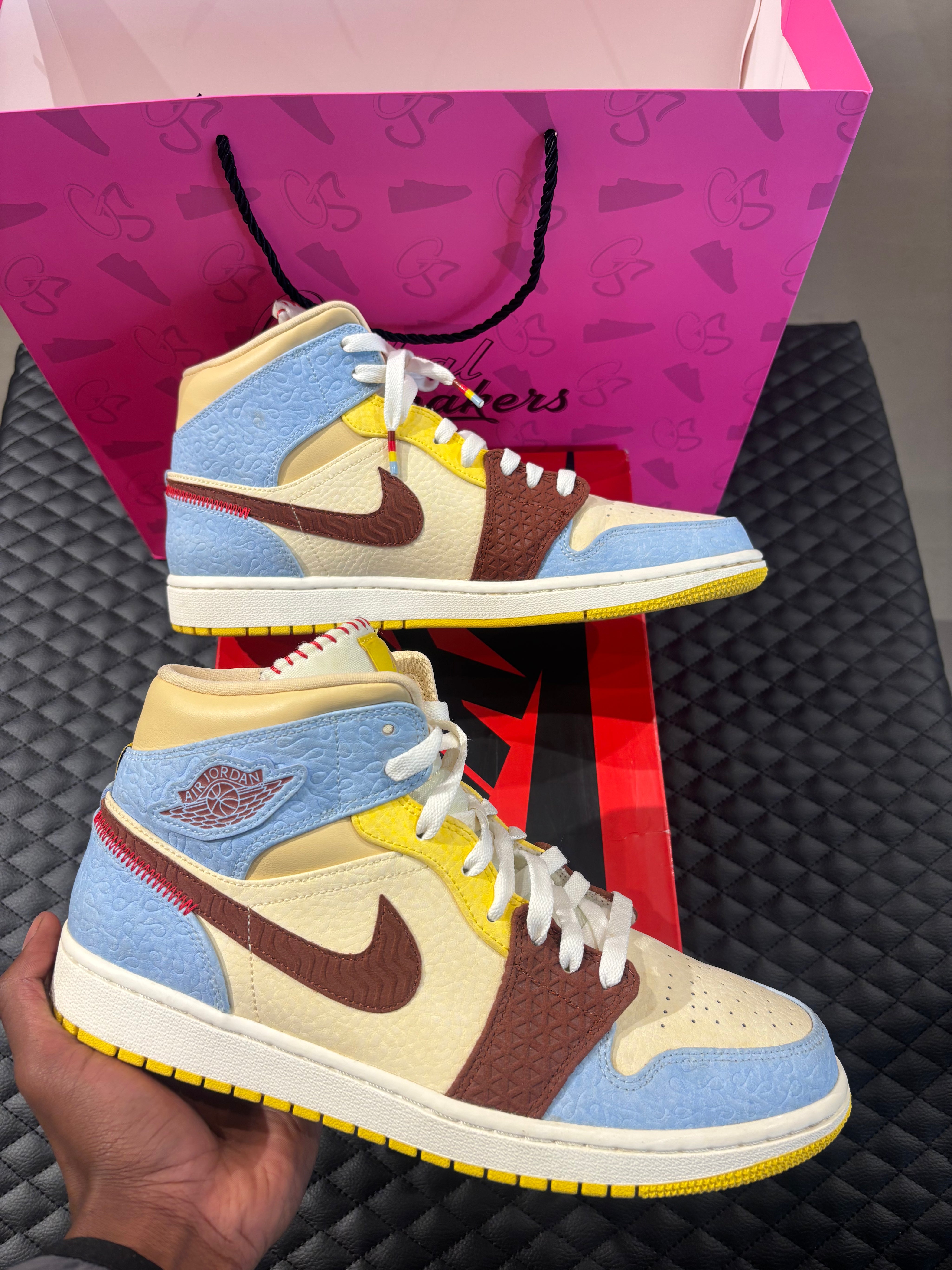 Jordan 1 Mid SE Fearless Maison Château Rouge d’occasion en état 9,9/10, cuir multicolore premium, détails artisanaux, sneaker avec boîte.