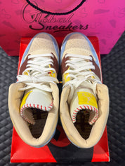 Jordan 1 Mid SE Fearless Maison Château Rouge d’occasion en état 9,9/10, cuir multicolore premium, détails artisanaux, sneaker avec boîte.