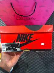 Jordan 1 Mid SE Fearless Maison Château Rouge d’occasion en état 9,9/10, cuir multicolore premium, détails artisanaux, sneaker avec boîte.