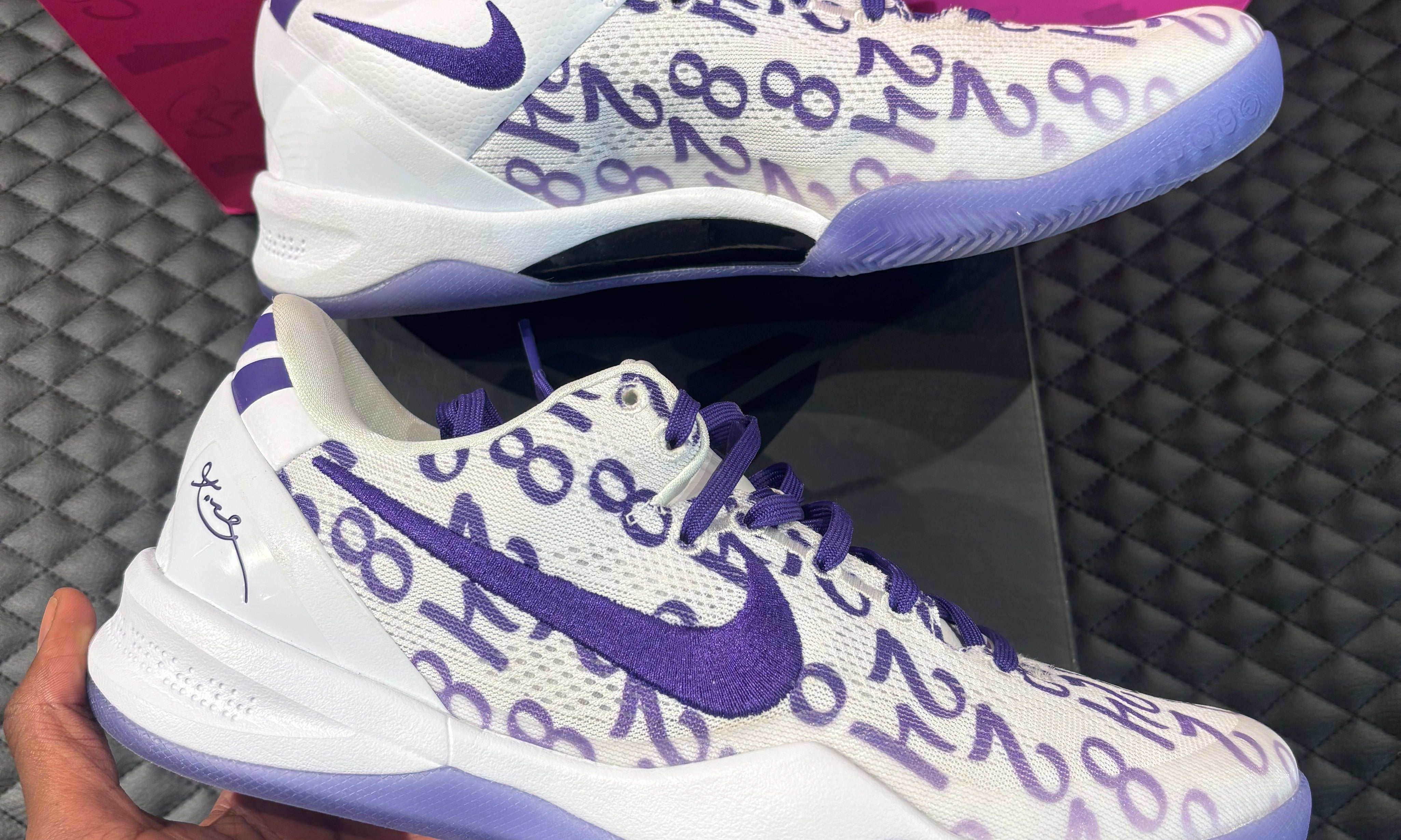 10, mesh technique léger, coloris violet profond, sneaker avec boîte.

