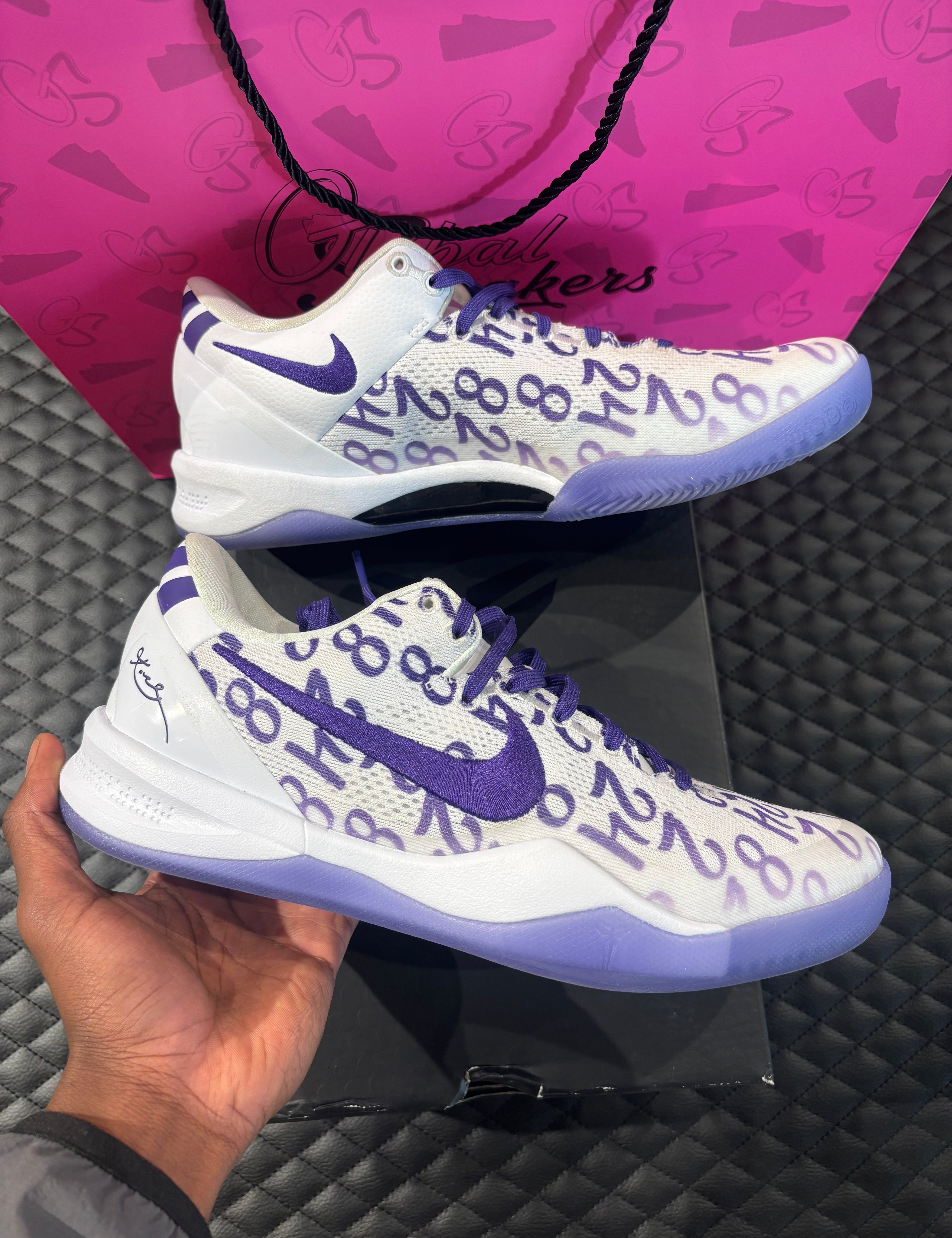 10, mesh technique léger, coloris violet profond, sneaker avec boîte.

