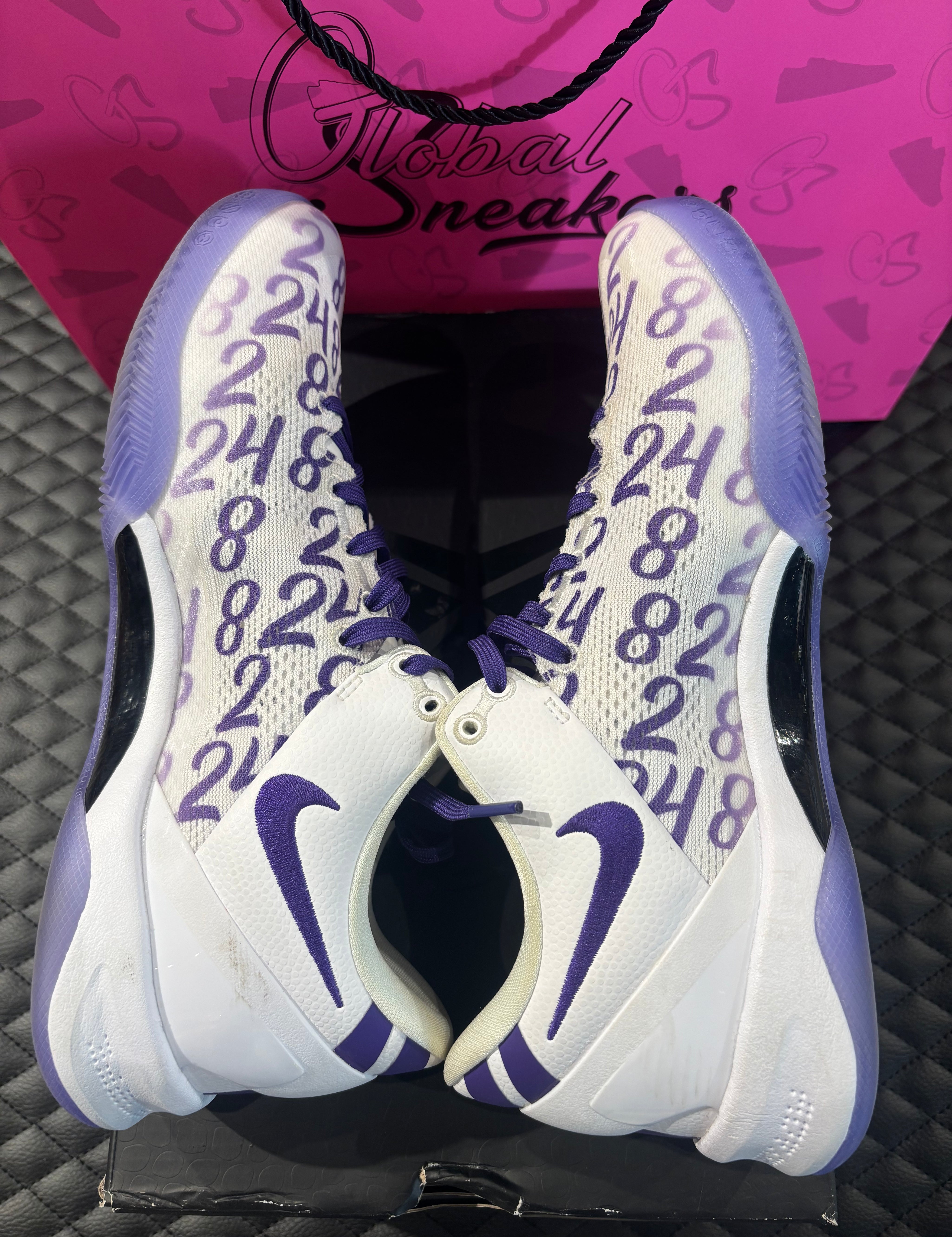 10, mesh technique léger, coloris violet profond, sneaker avec boîte.

