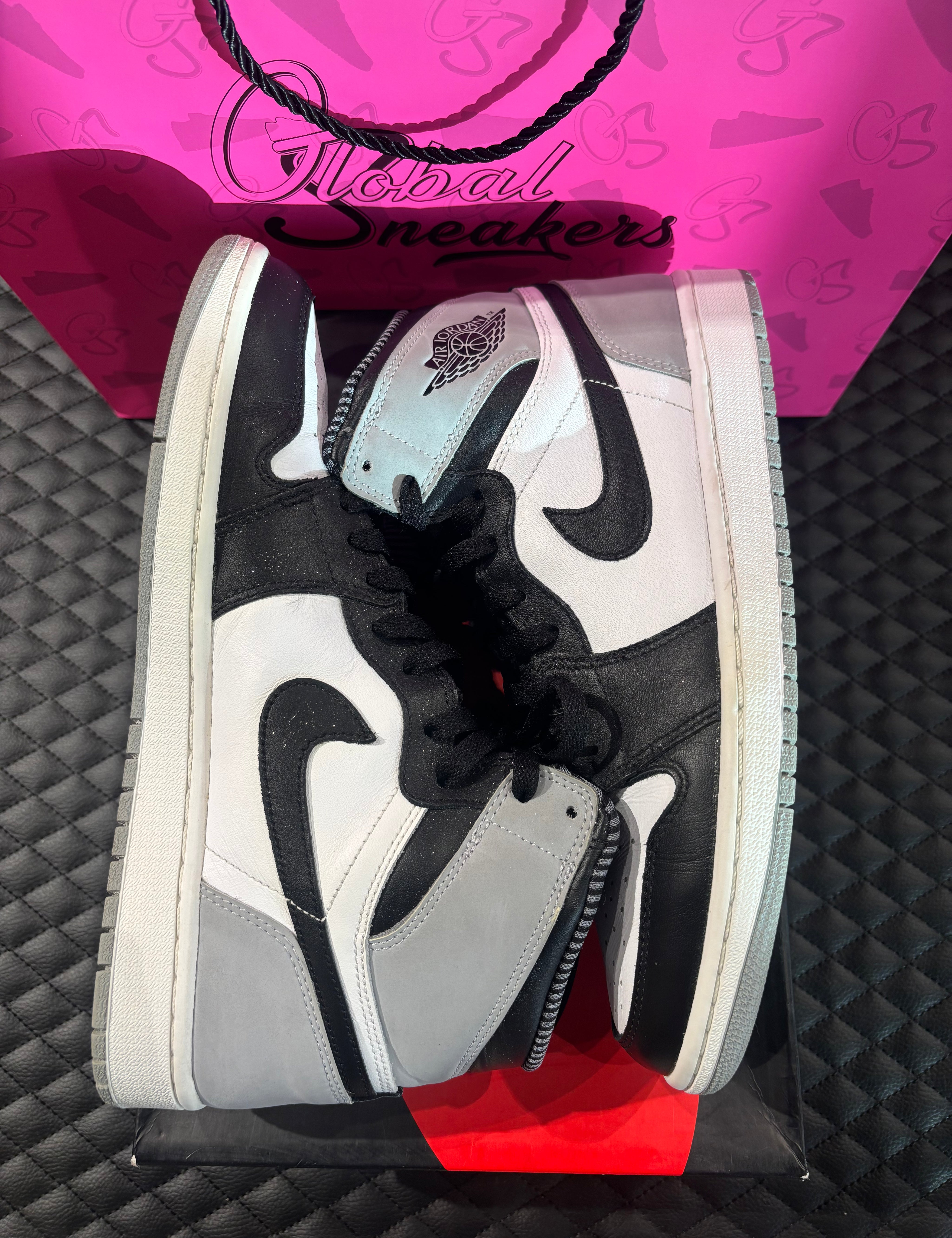 10, cuir gris, blanc et noir, silhouette haute classique, sneaker avec boîte.

