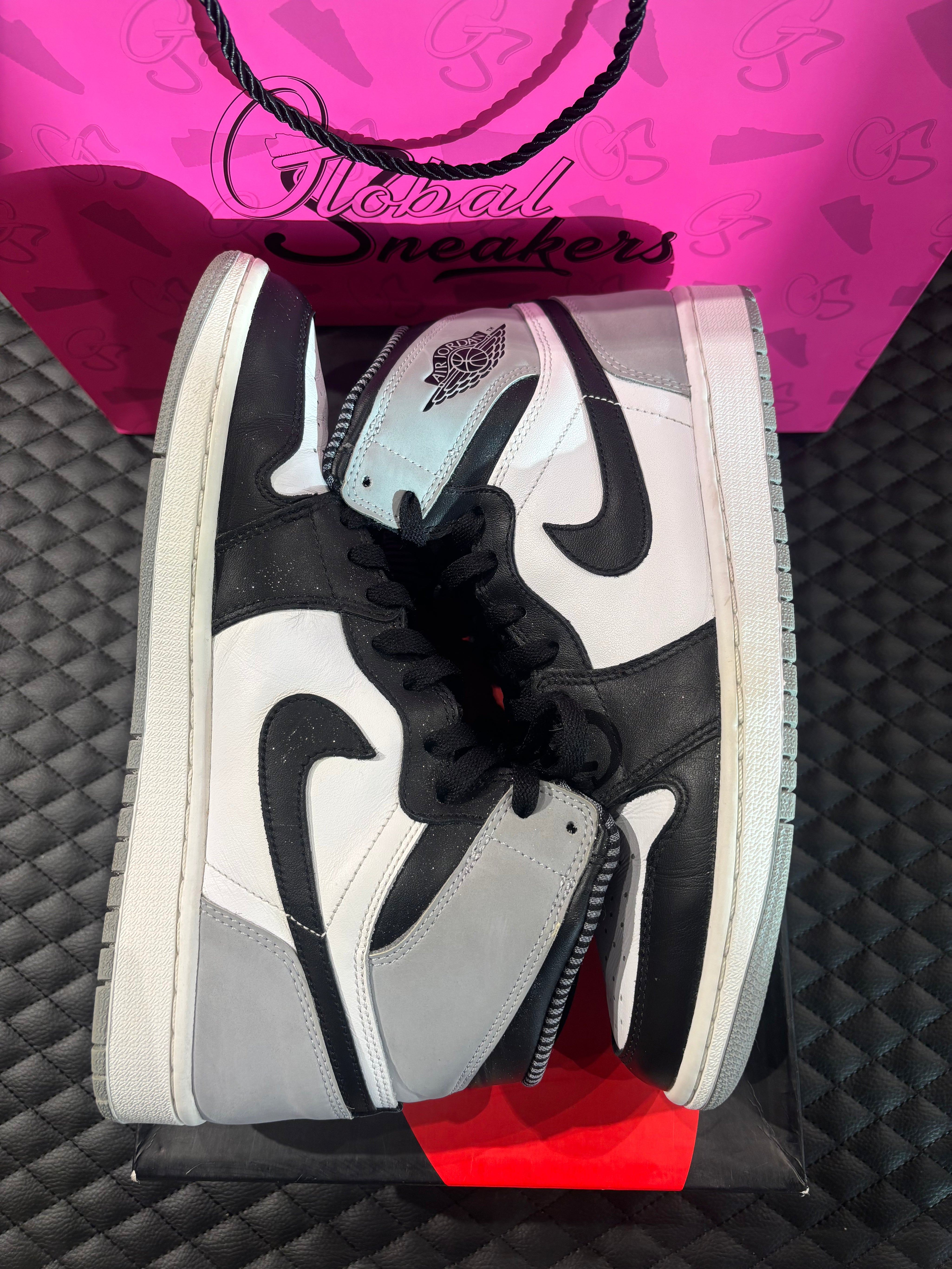Jordan 1 Retro Barons d’occasion en état 9,9/10, cuir gris, blanc et noir, silhouette haute classique, sneaker avec boîte.

