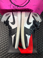 Jordan 1 Retro Barons d’occasion en état 9,9/10, cuir gris, blanc et noir, silhouette haute classique, sneaker avec boîte.

