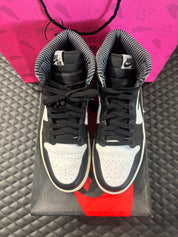 Jordan 1 Retro Barons d’occasion en état 9,9/10, cuir gris, blanc et noir, silhouette haute classique, sneaker avec boîte.

