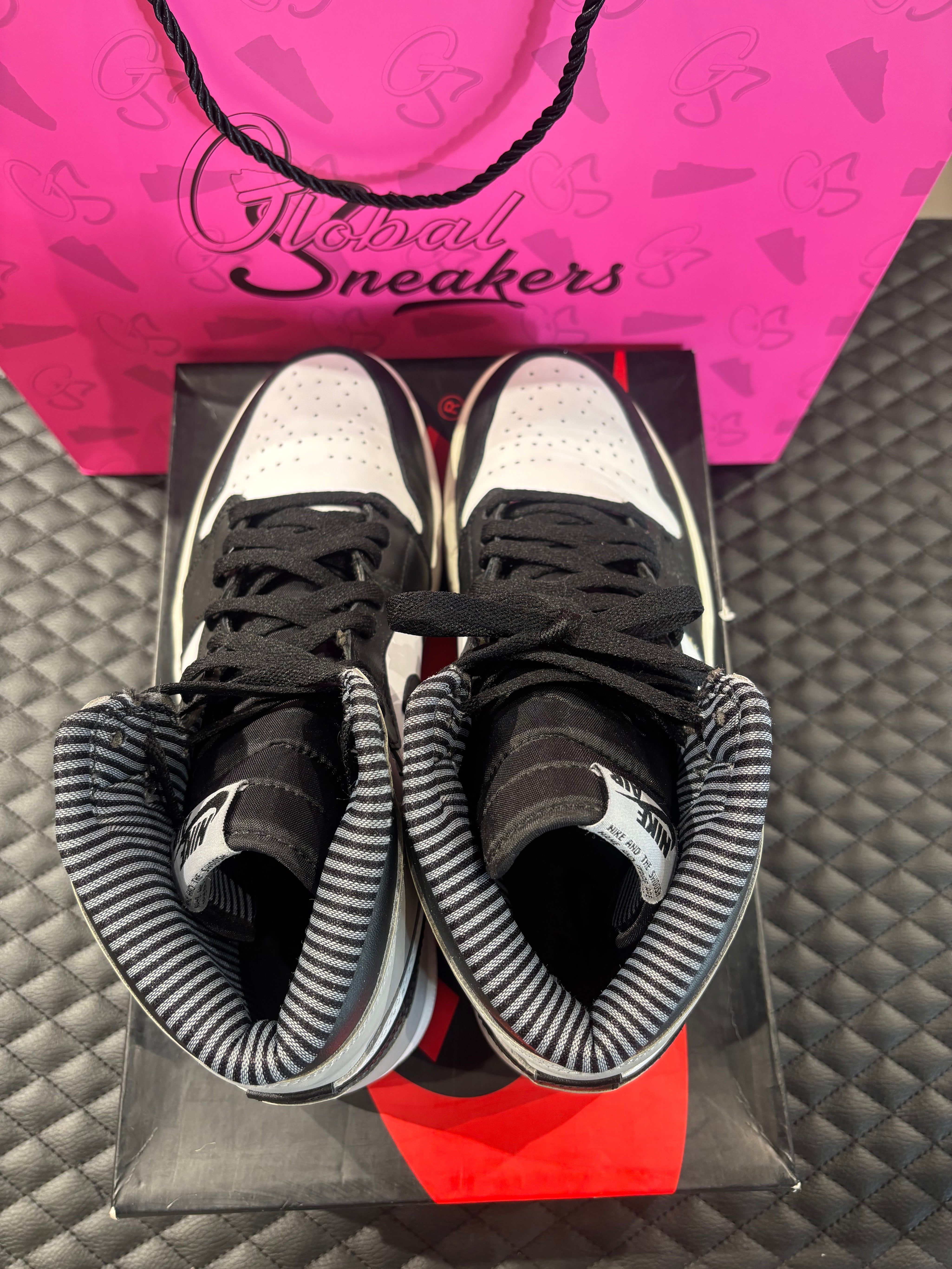 Jordan 1 Retro Barons d’occasion en état 9,9/10, cuir gris, blanc et noir, silhouette haute classique, sneaker avec boîte.

