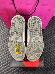 Jordan 1 Retro Barons d’occasion en état 9,9/10, cuir gris, blanc et noir, silhouette haute classique, sneaker avec boîte.

