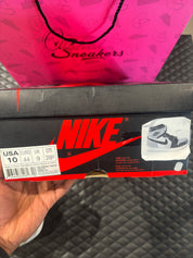 Jordan 1 Retro Barons d’occasion en état 9,9/10, cuir gris, blanc et noir, silhouette haute classique, sneaker avec boîte.

