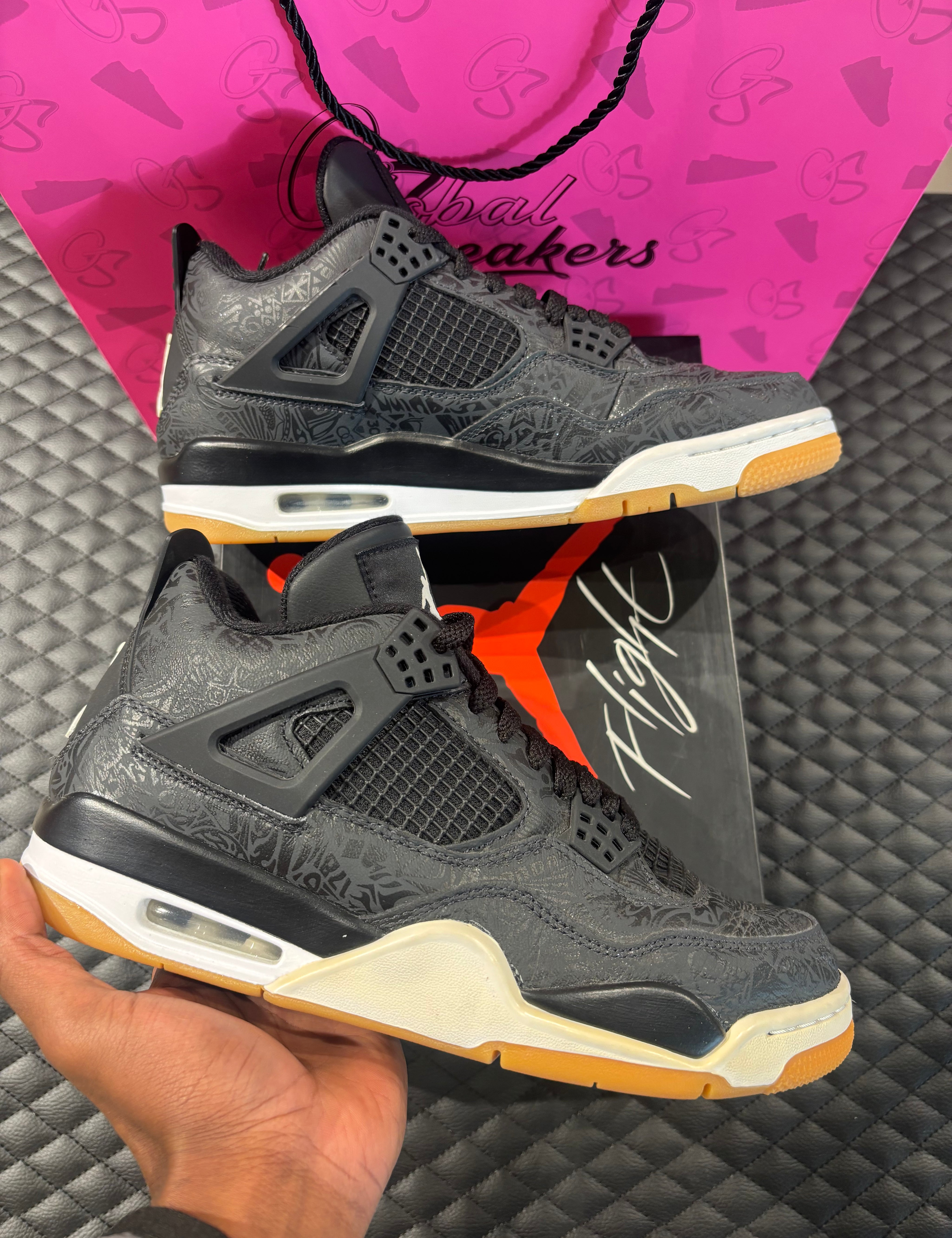 10, cuir noir gravé au laser, semelle gomme, sneaker avec boîte.