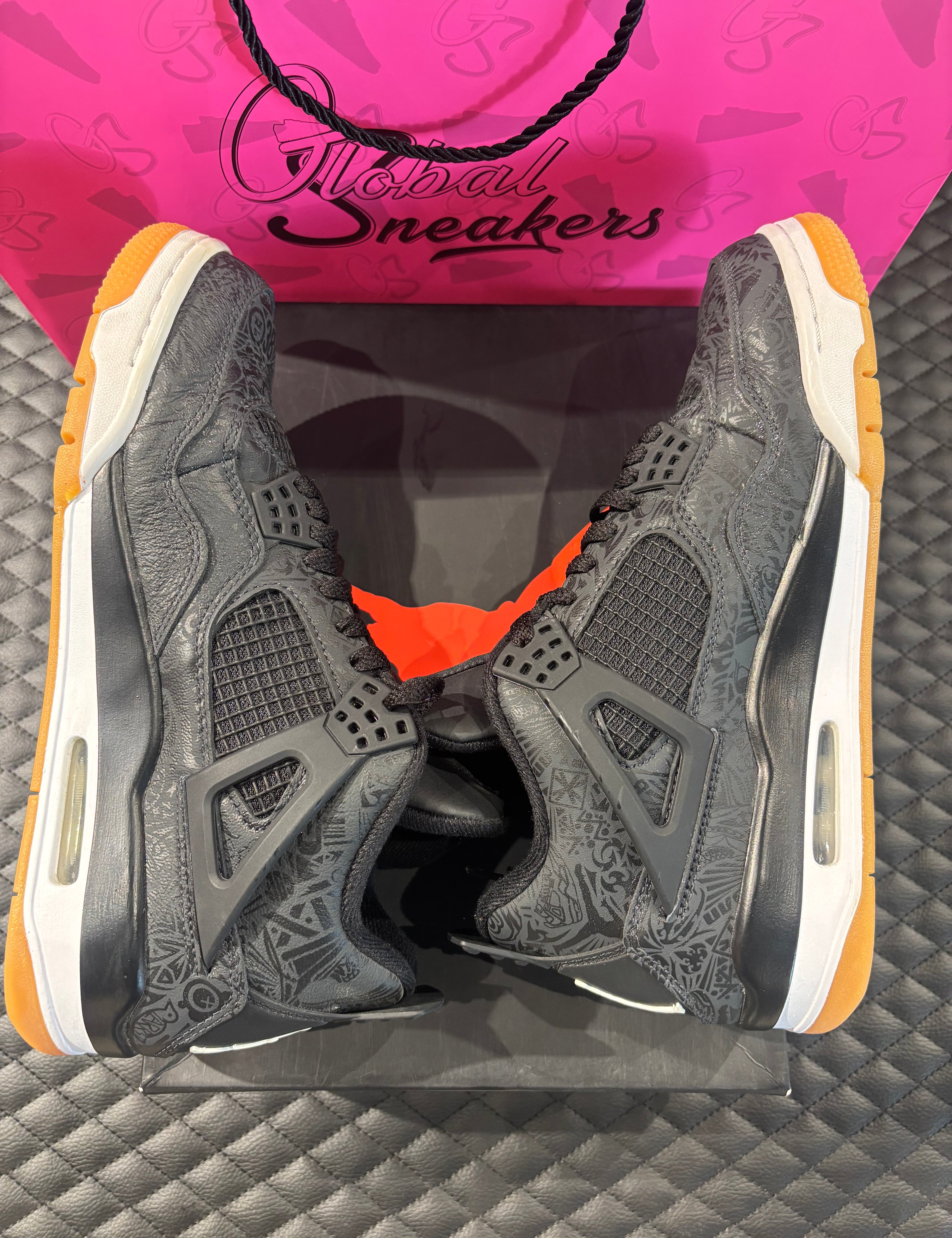 10, cuir noir gravé au laser, semelle gomme, sneaker avec boîte.