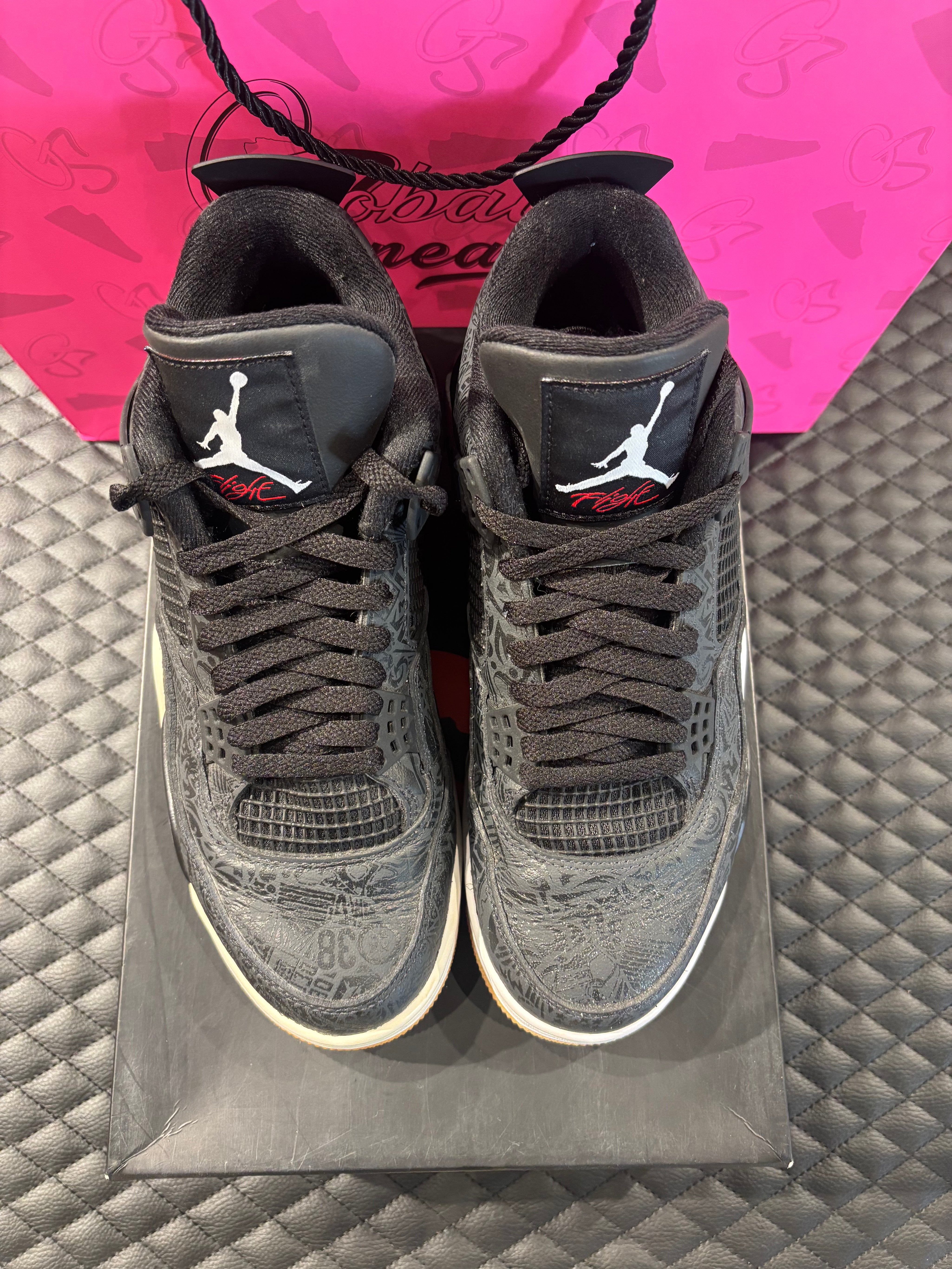 Jordan 4 Rétro Laser noir et gomme d’occasion en état 9/10, cuir noir gravé au laser, semelle gomme, sneaker avec boîte.